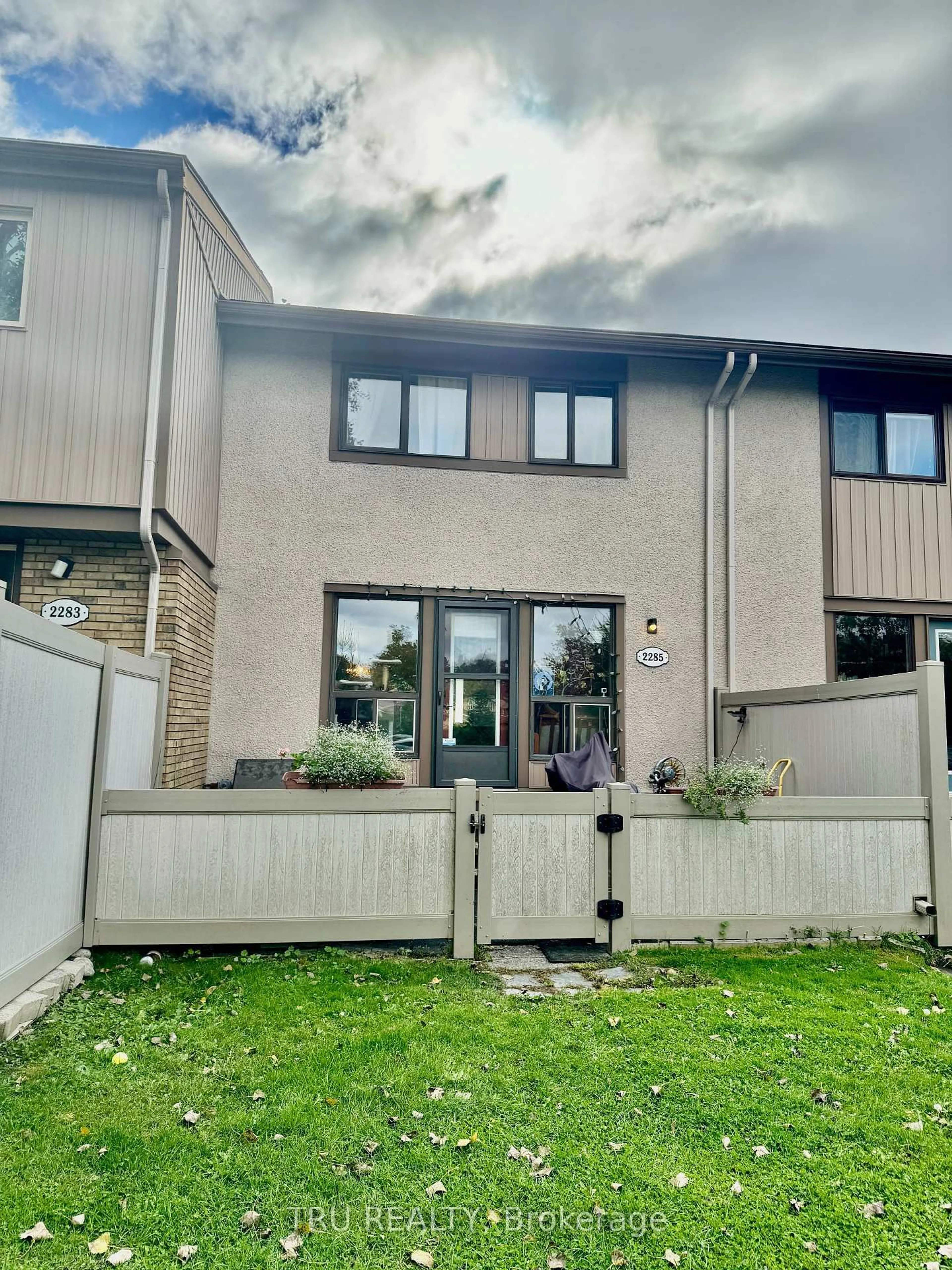 Unknown for 2285 STONEHENGE Cres, Ottawa Ontario K1B 4N7