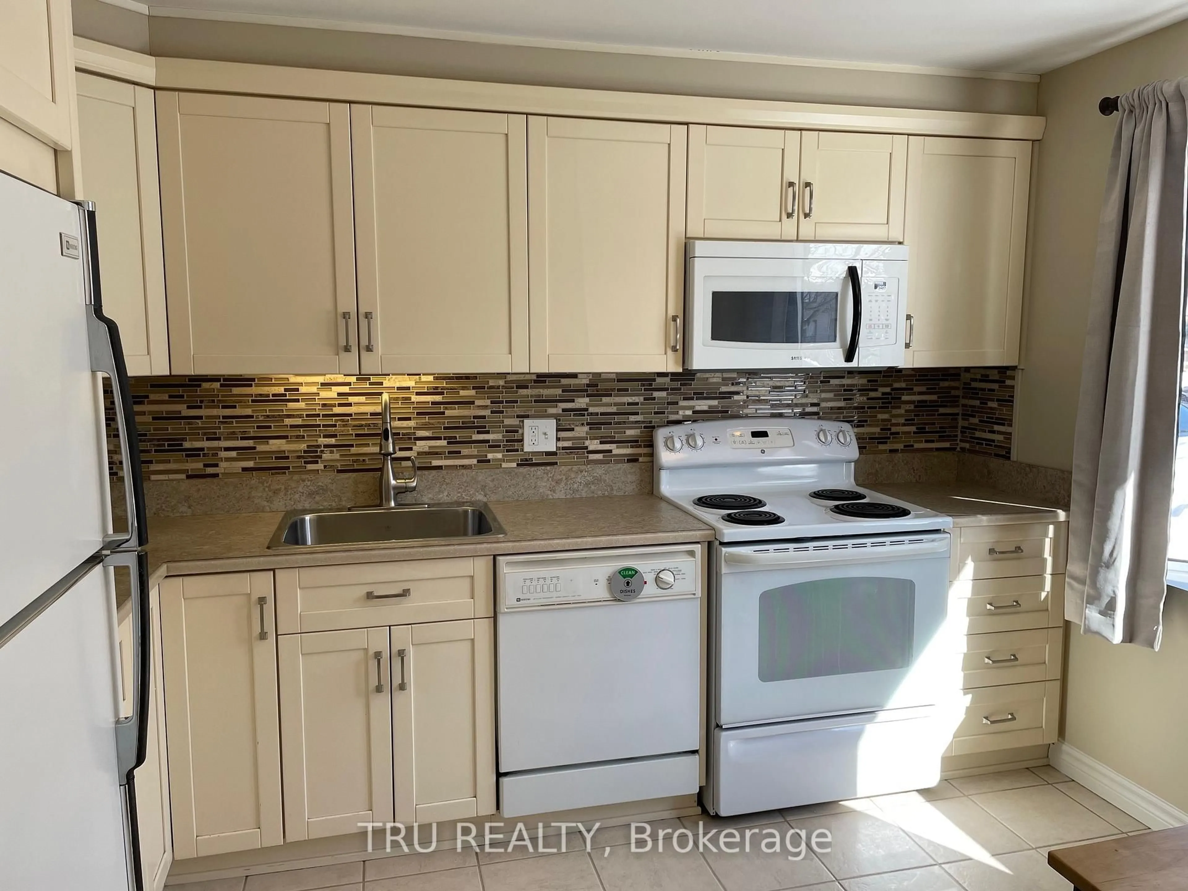 Standard kitchen, ceramic/tile floor for 2285 STONEHENGE Cres, Ottawa Ontario K1B 4N7