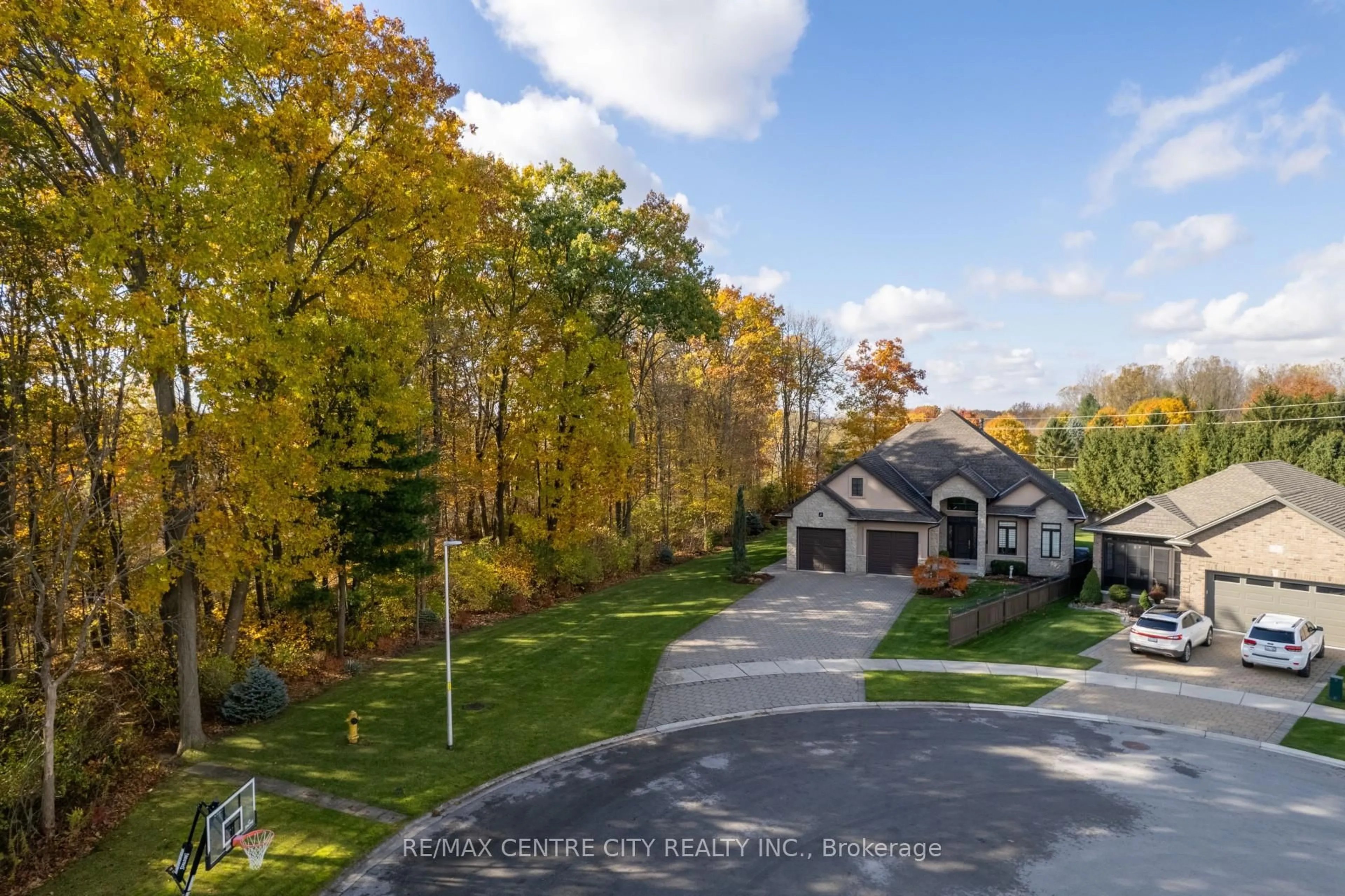 A pic from outside/outdoor area/front of a property/back of a property/a pic from drone, unknown for 7 Drake Crt, Strathroy-Caradoc Ontario N7G 0E1