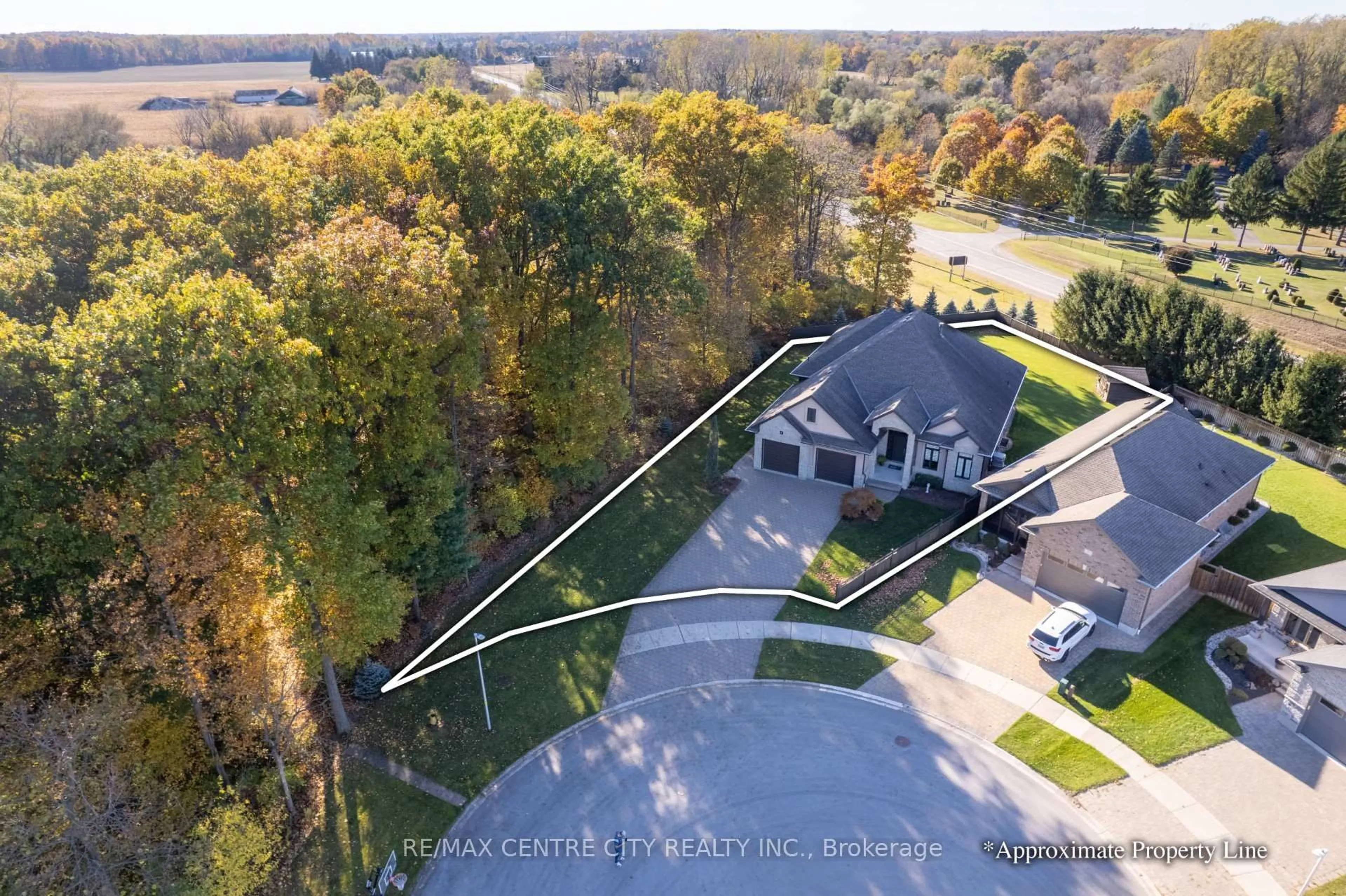 A pic from outside/outdoor area/front of a property/back of a property/a pic from drone, water/lake/river/ocean view for 7 Drake Crt, Strathroy-Caradoc Ontario N7G 0E1