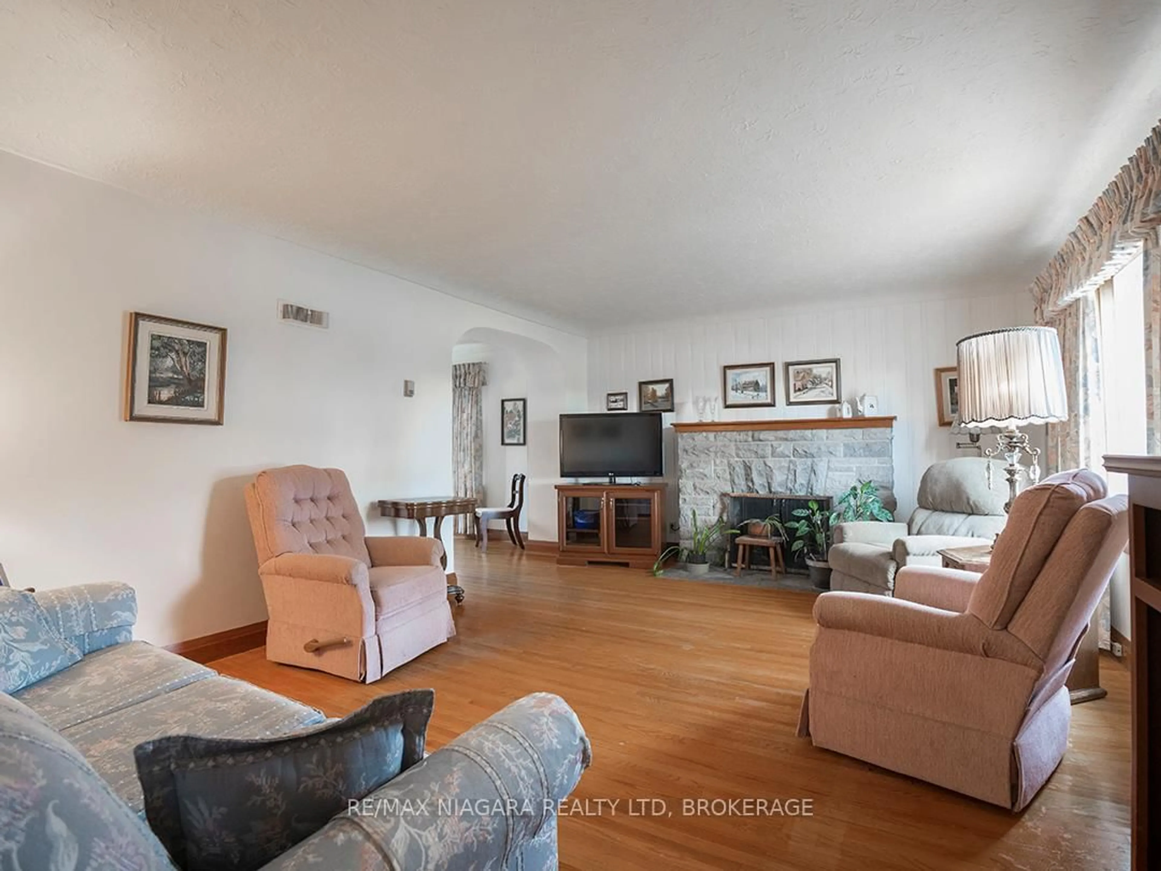 Living room with furniture, unknown for 3393 Hwy 3 Rd, Port Colborne Ontario L3K 5V3