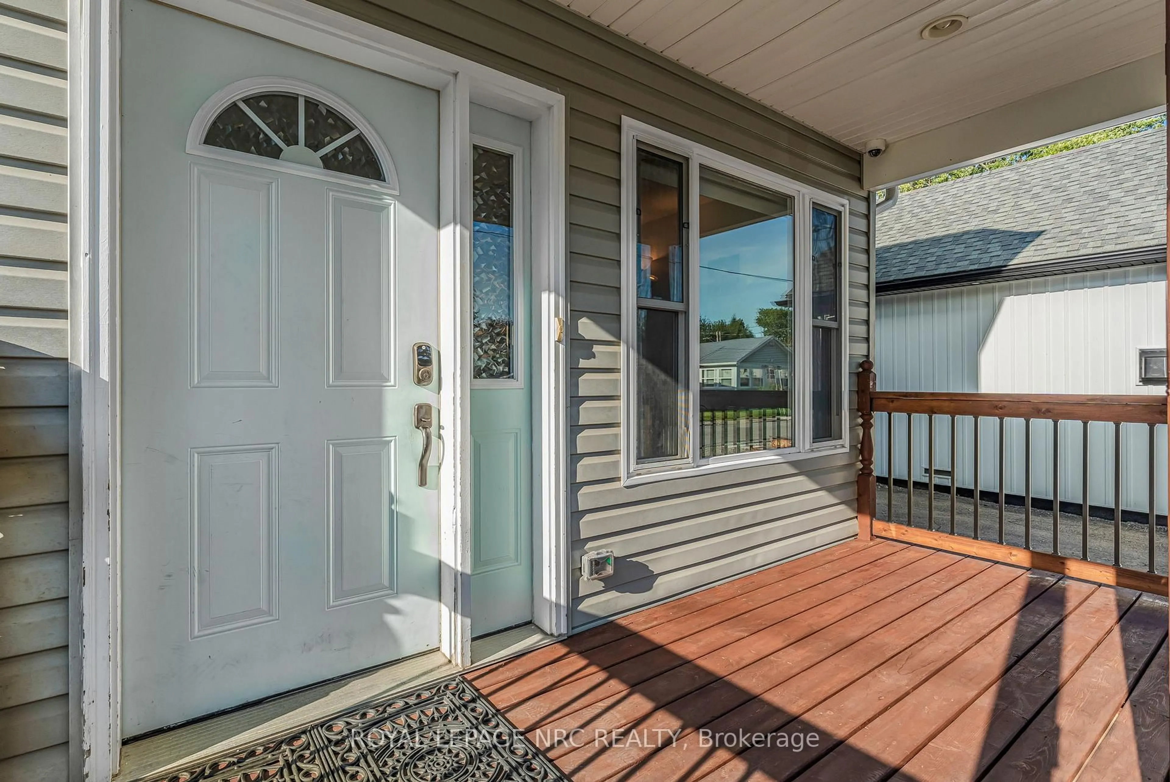 Indoor entryway for 12 Lincoln Rd, Fort Erie Ontario L0S 1B0