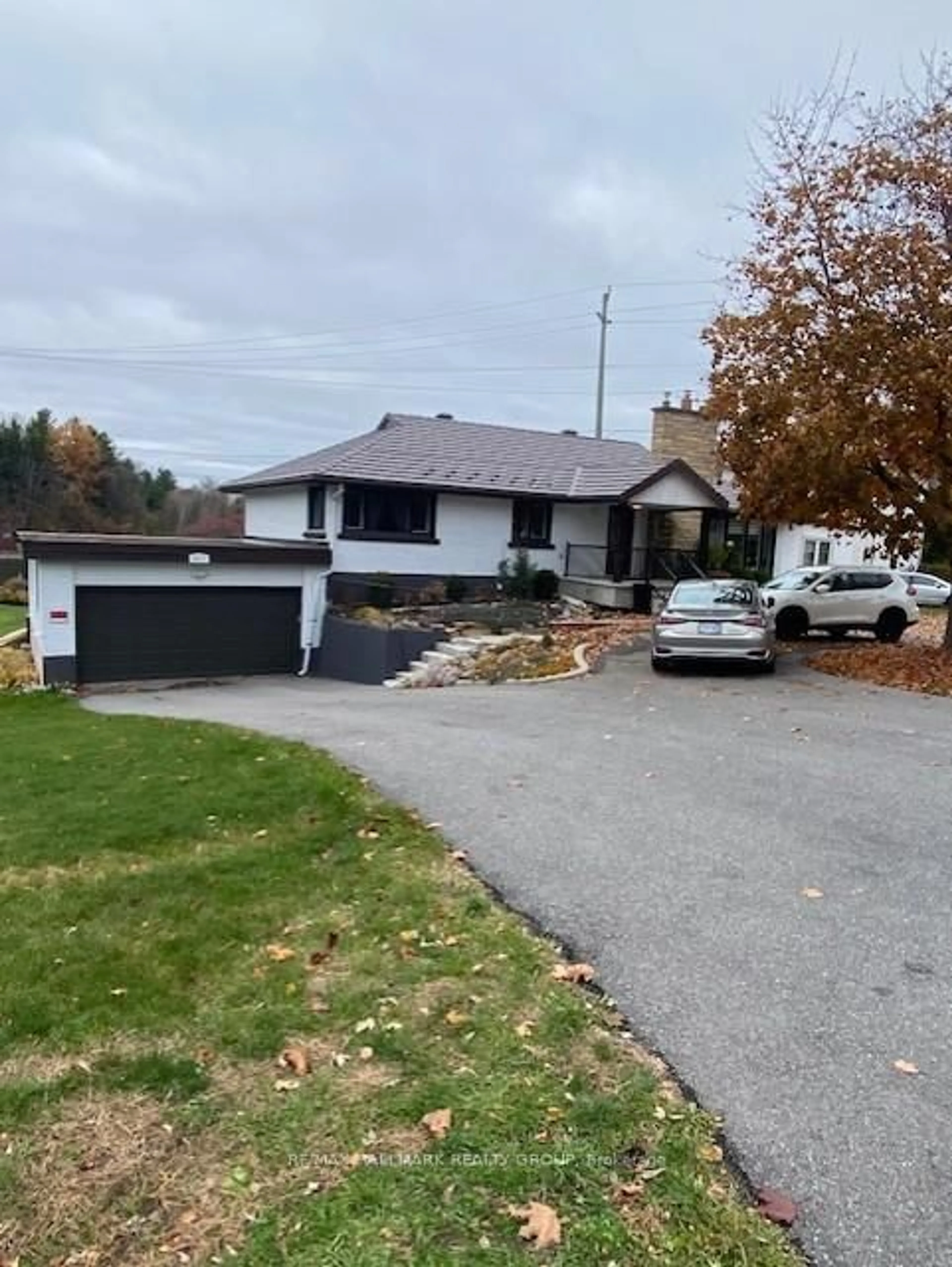 A pic from outside/outdoor area/front of a property/back of a property/a pic from drone, street for 3633 Revelstoke Dr, Ottawa Ontario K1V 7C2