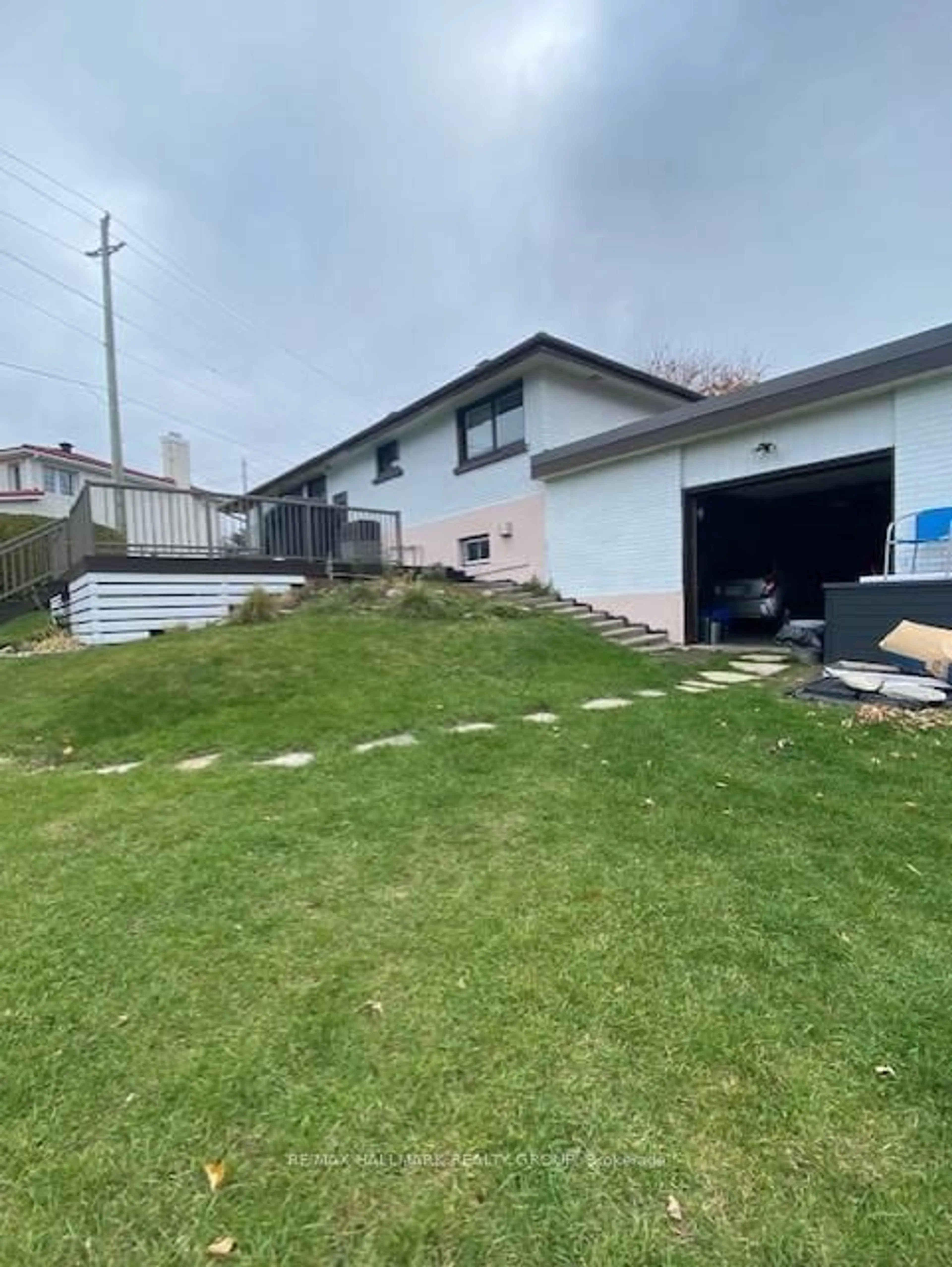 A pic from outside/outdoor area/front of a property/back of a property/a pic from drone, unknown for 3633 Revelstoke Dr, Ottawa Ontario K1V 7C2