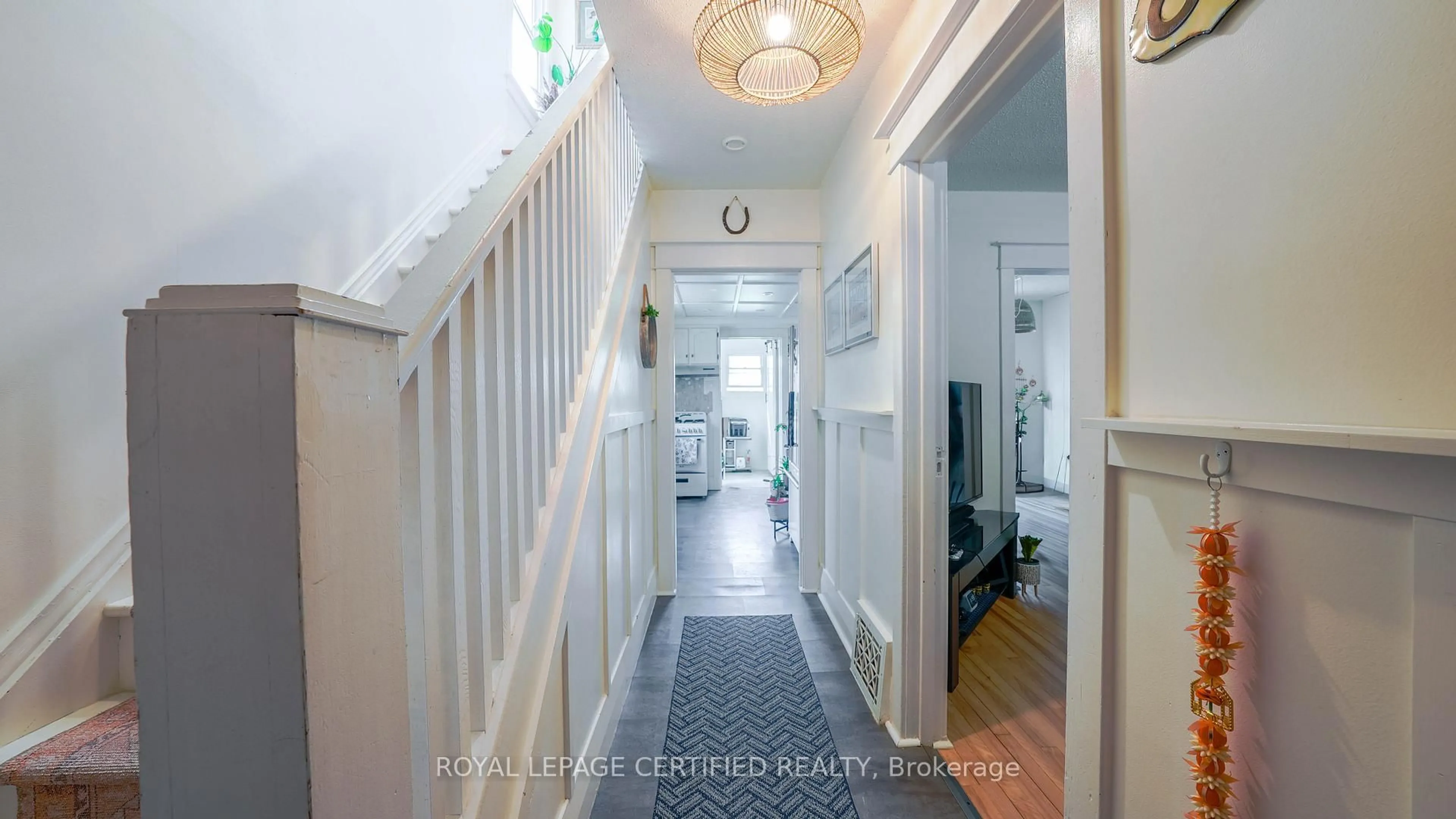 Indoor entryway for 31 Victoria St, Welland Ontario L3B 4L6