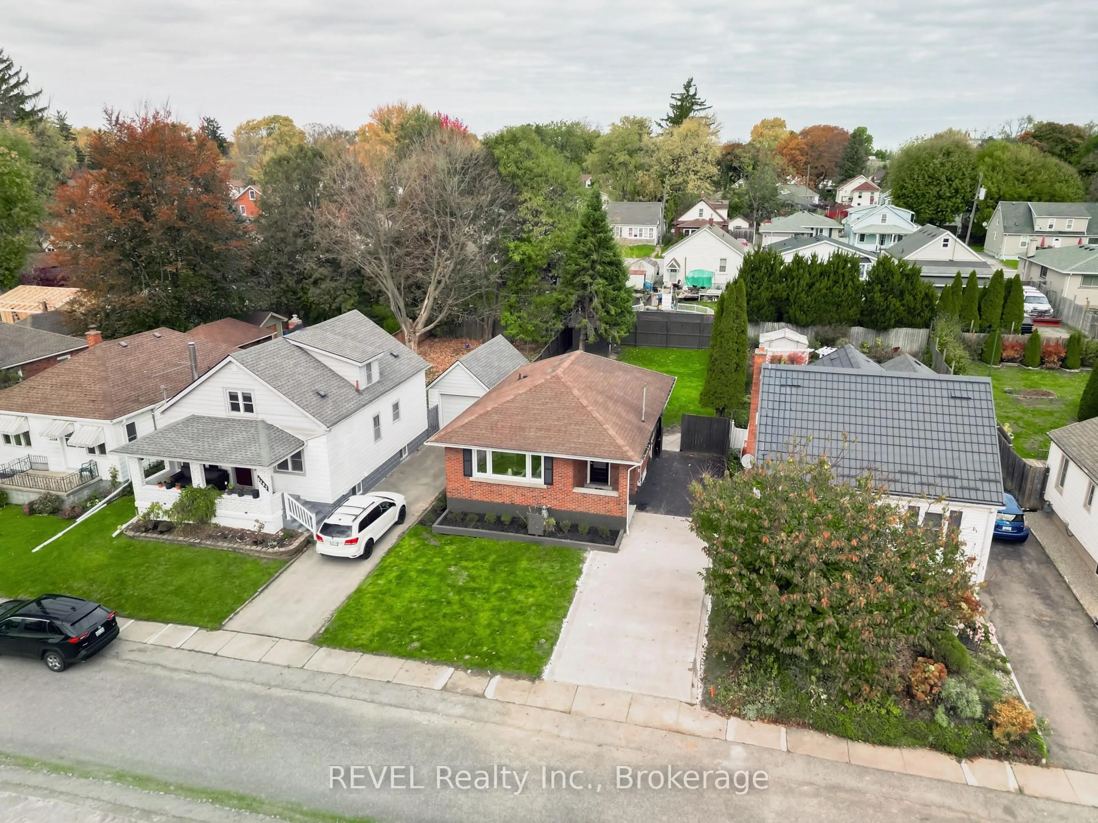 A pic from outside/outdoor area/front of a property/back of a property/a pic from drone, street for 6483 Monroe St, Niagara Falls Ontario L2G 2G9