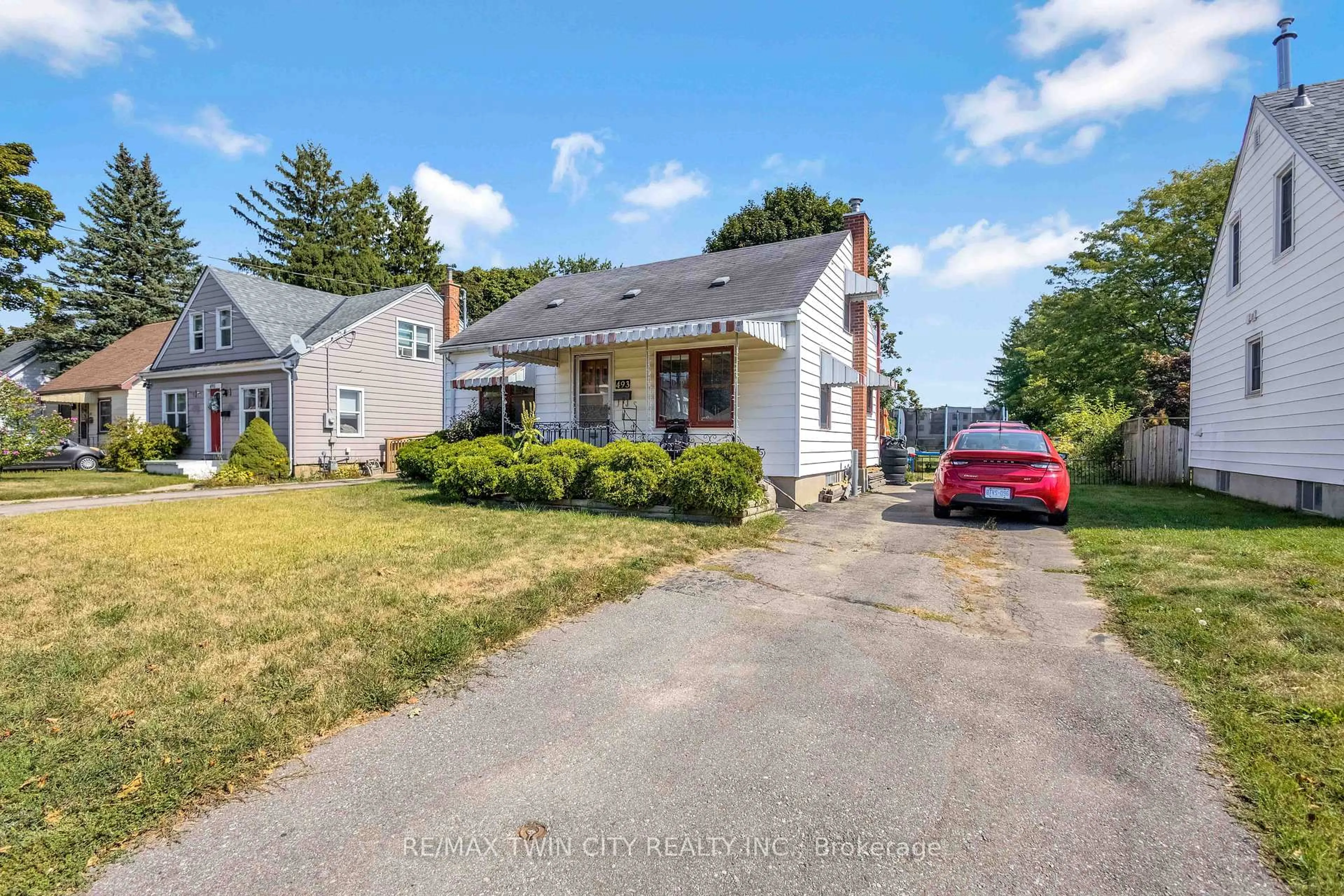 A pic from outside/outdoor area/front of a property/back of a property/a pic from drone, street for 493 St Paul Ave, Brantford Ontario N3R 4P4