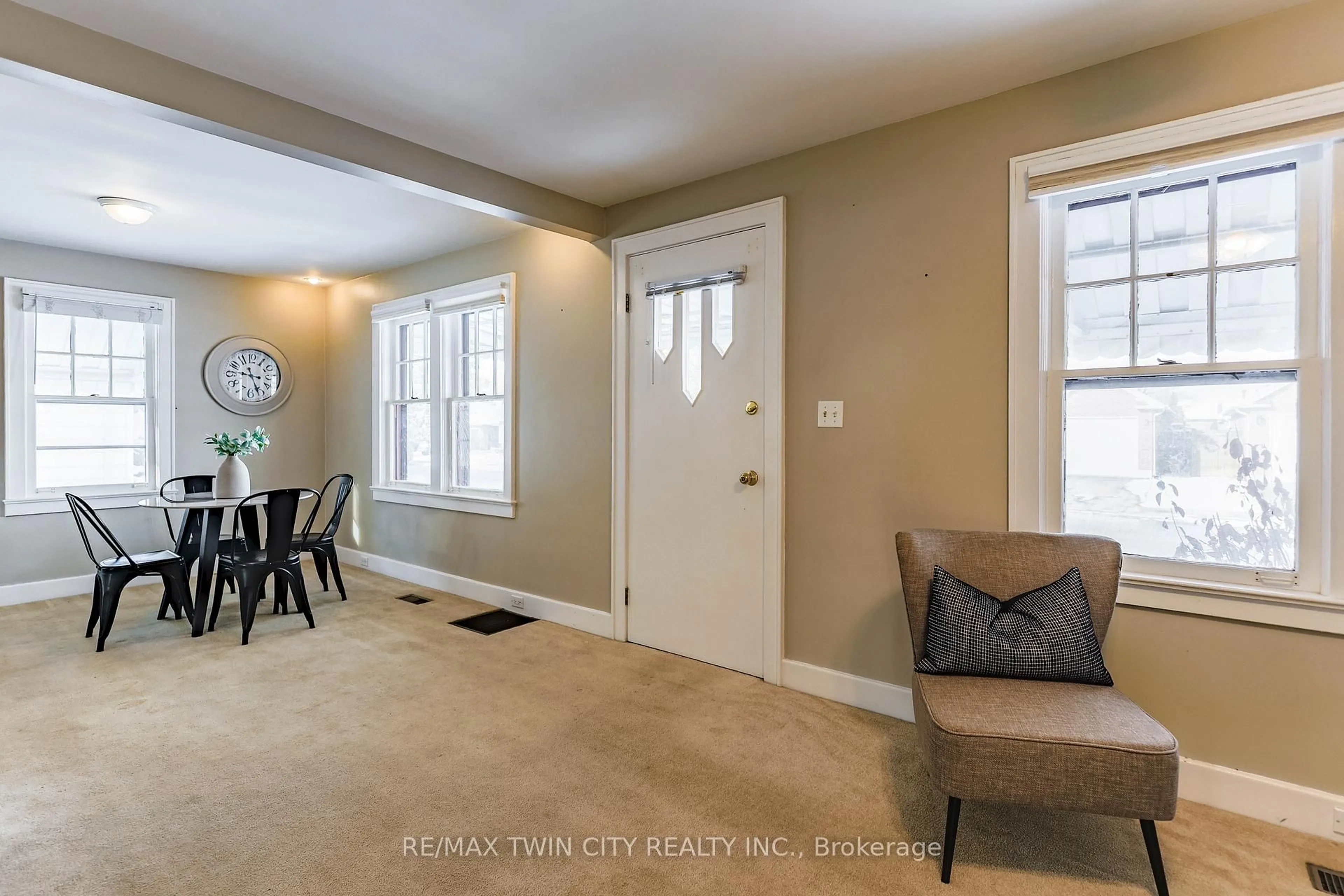 Indoor entryway for 493 St Paul Ave, Brantford Ontario N3R 4P4