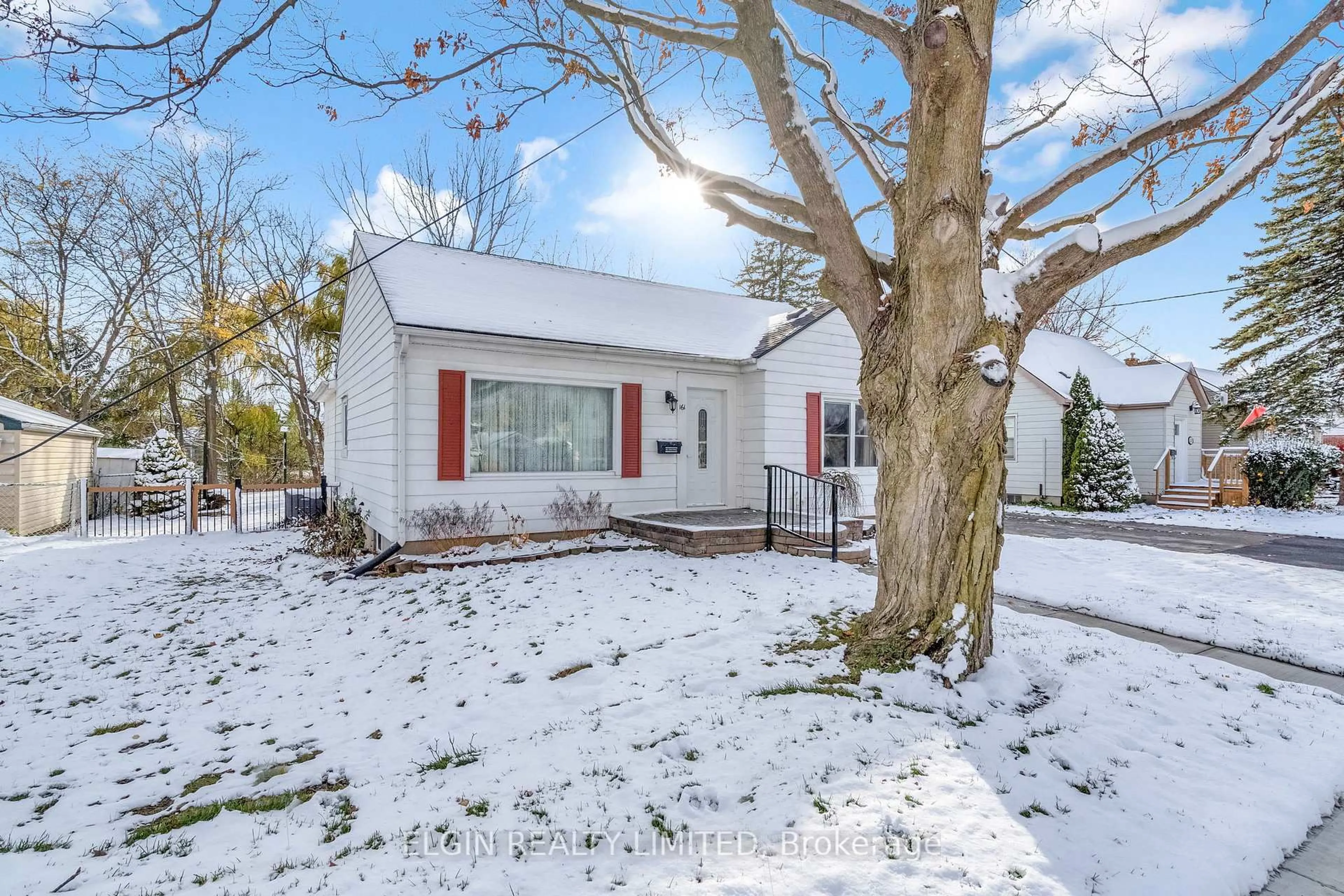 A pic from outside/outdoor area/front of a property/back of a property/a pic from drone, street for 161 Chestnut St, St. Thomas Ontario N5R 2B3