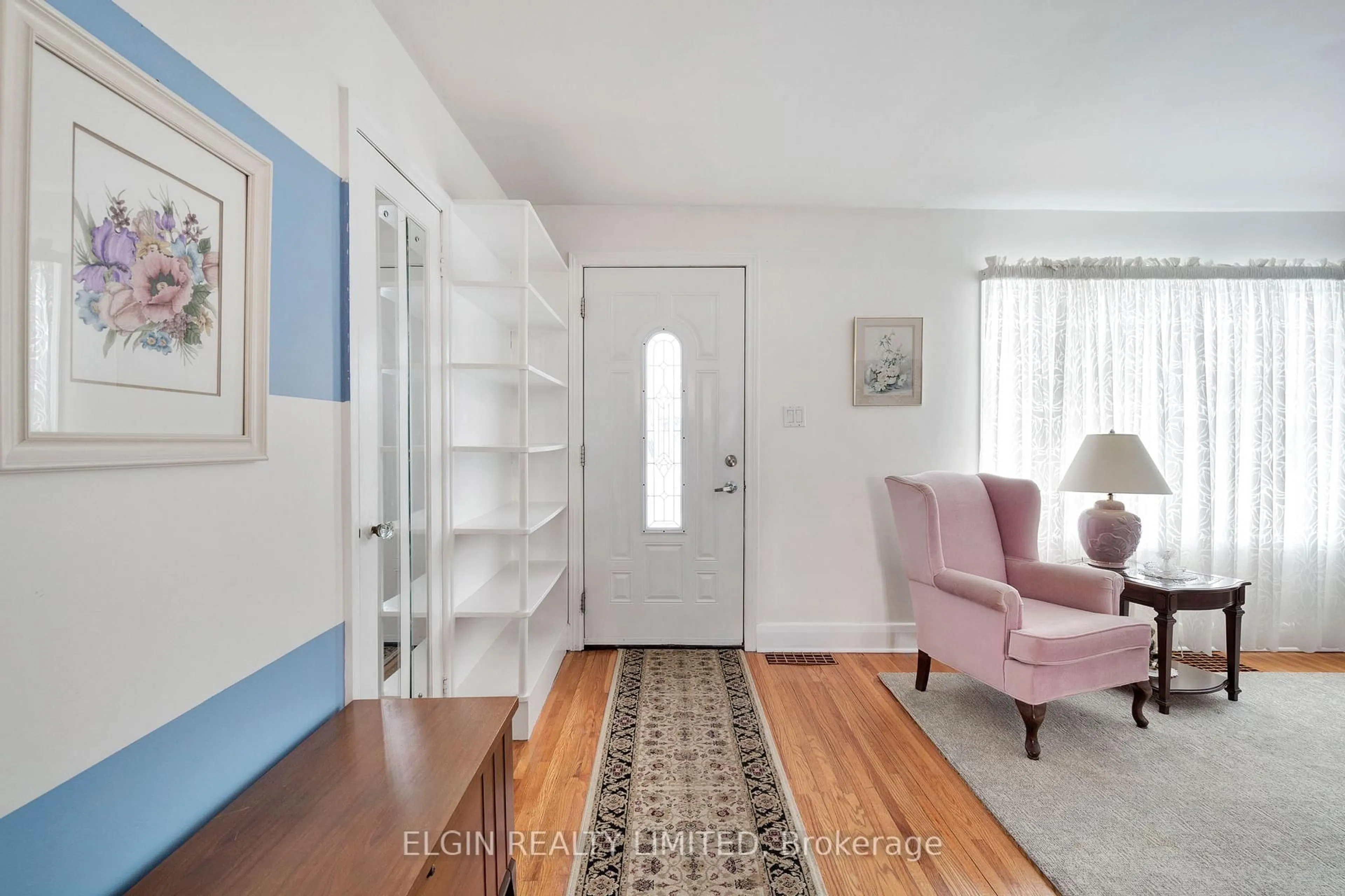 Indoor entryway for 161 Chestnut St, St. Thomas Ontario N5R 2B3