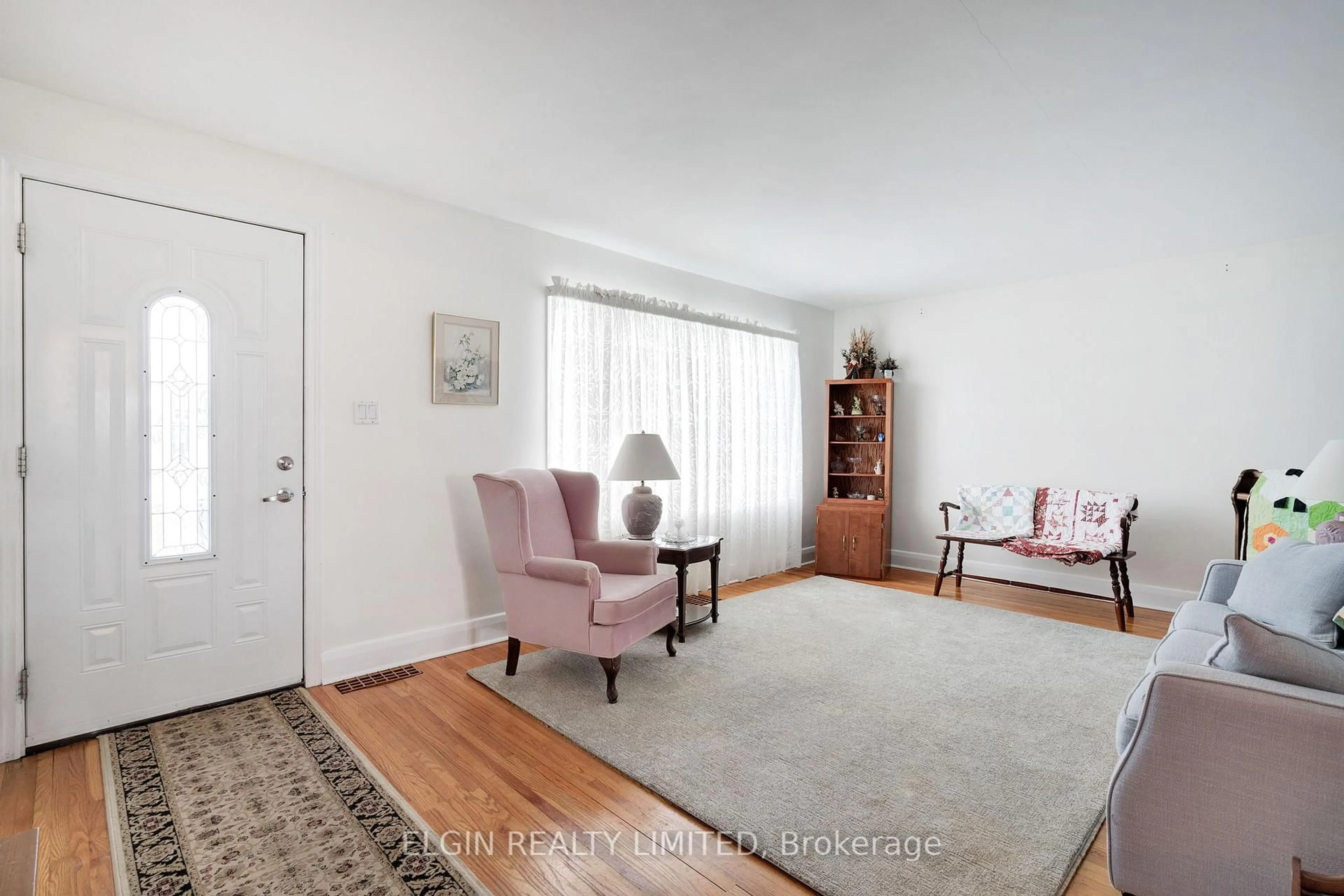 Living room with furniture, unknown for 161 Chestnut St, St. Thomas Ontario N5R 2B3