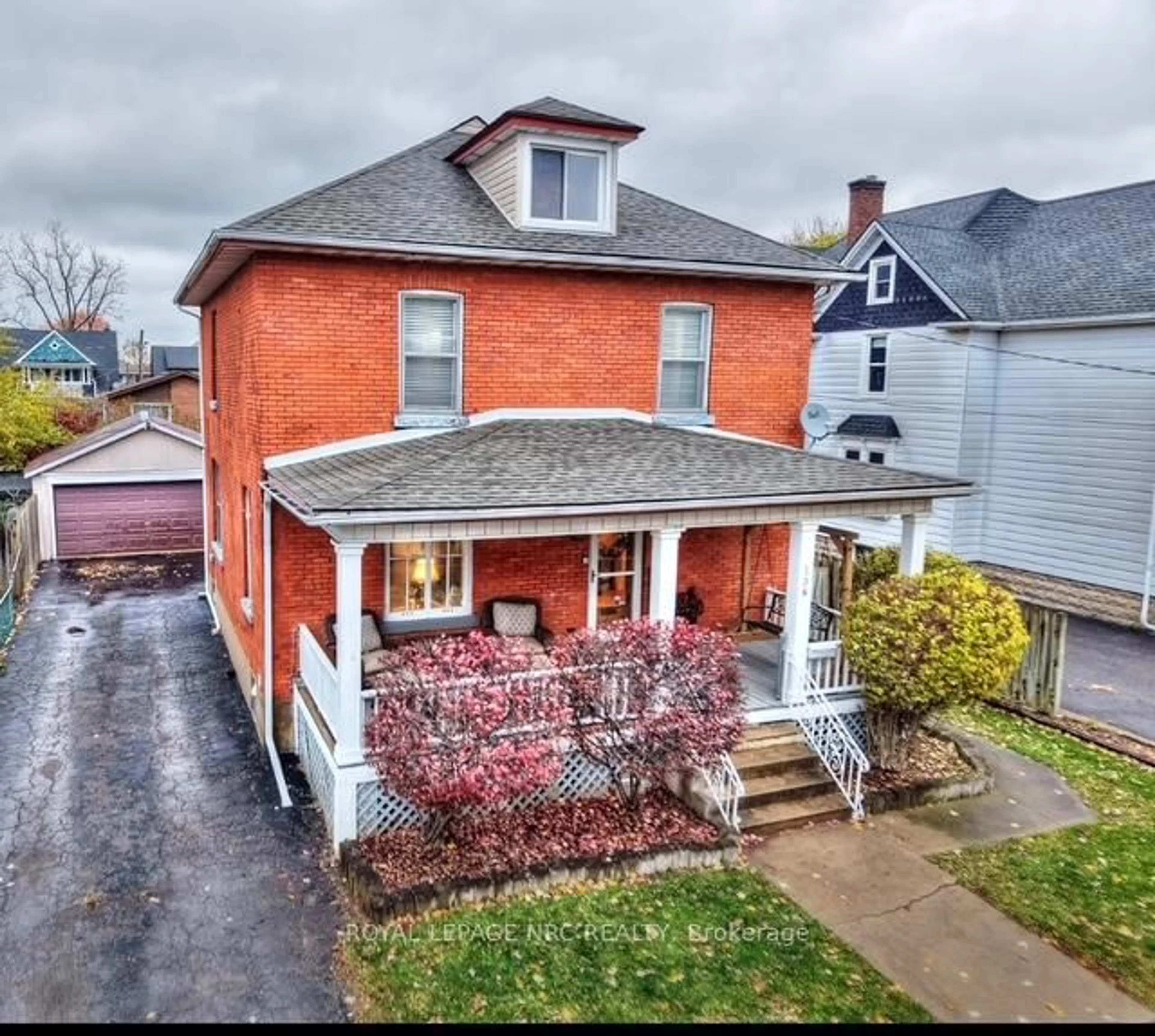 A pic from outside/outdoor area/front of a property/back of a property/a pic from drone, street for 138 YOUNG St, Welland Ontario L3B 4C8