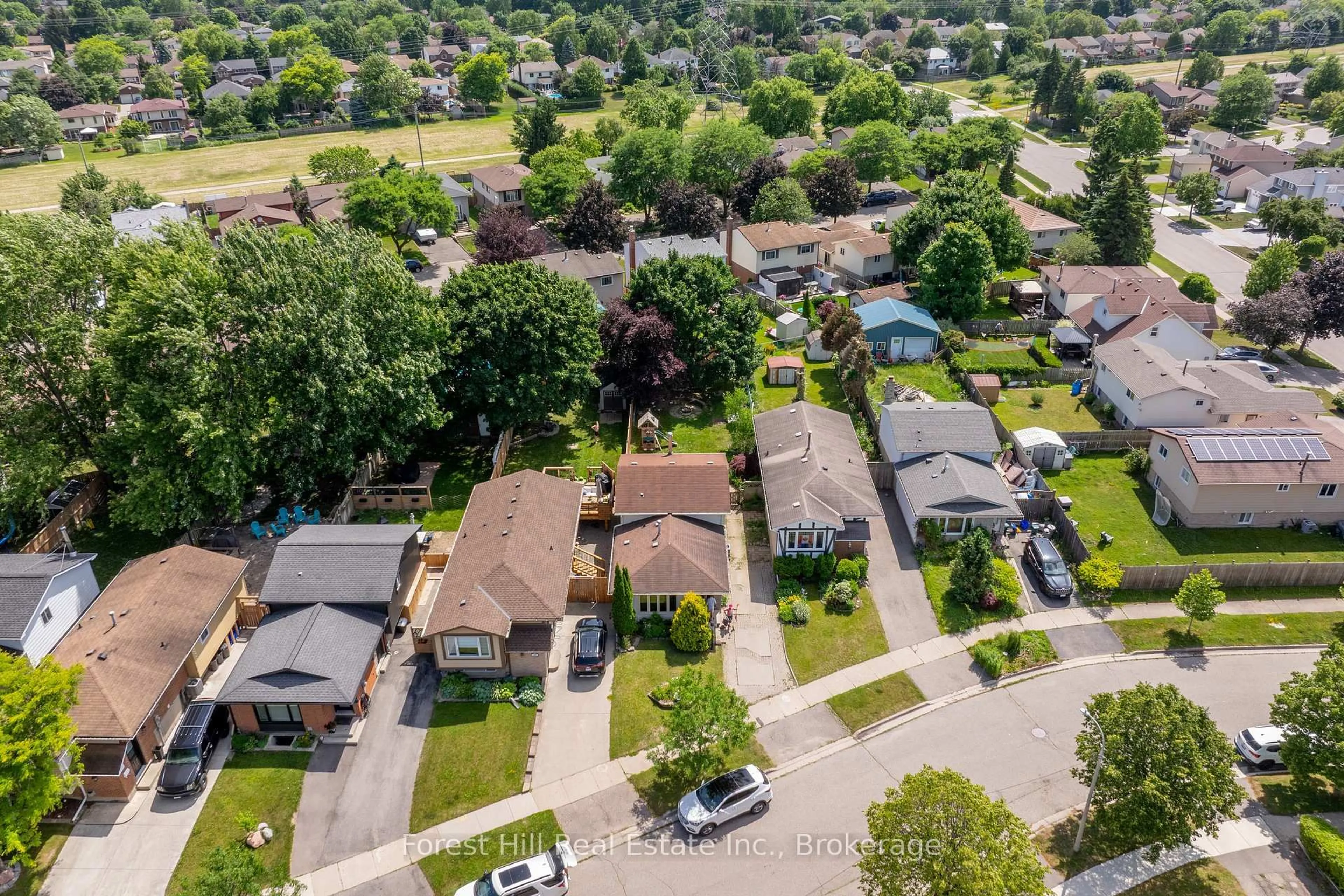 A pic from outside/outdoor area/front of a property/back of a property/a pic from drone, street for 15 Homestead Pl, Kitchener Ontario N2N 1Z1