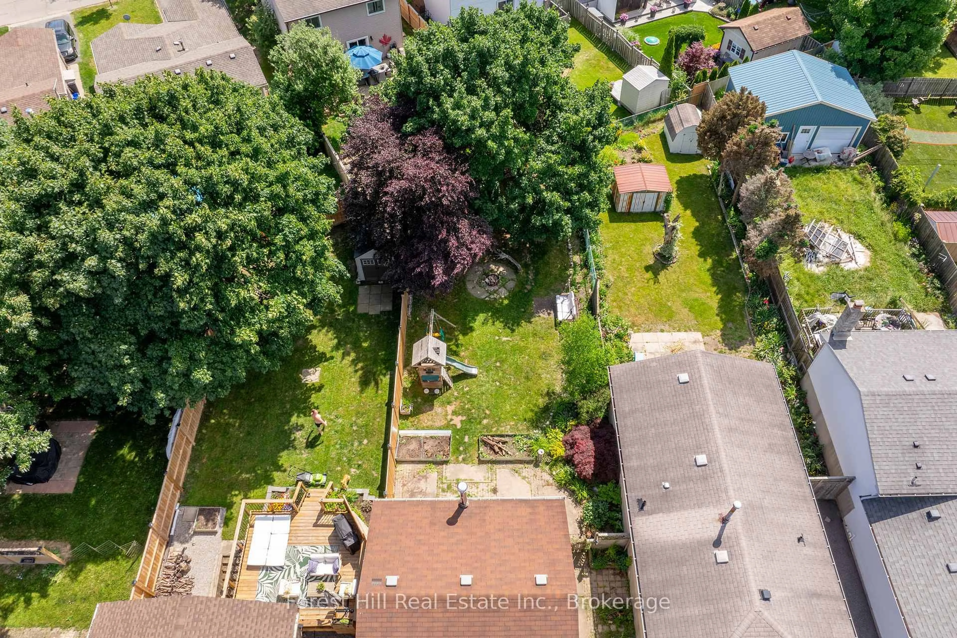 A pic from outside/outdoor area/front of a property/back of a property/a pic from drone, street for 15 Homestead Pl, Kitchener Ontario N2N 1Z1