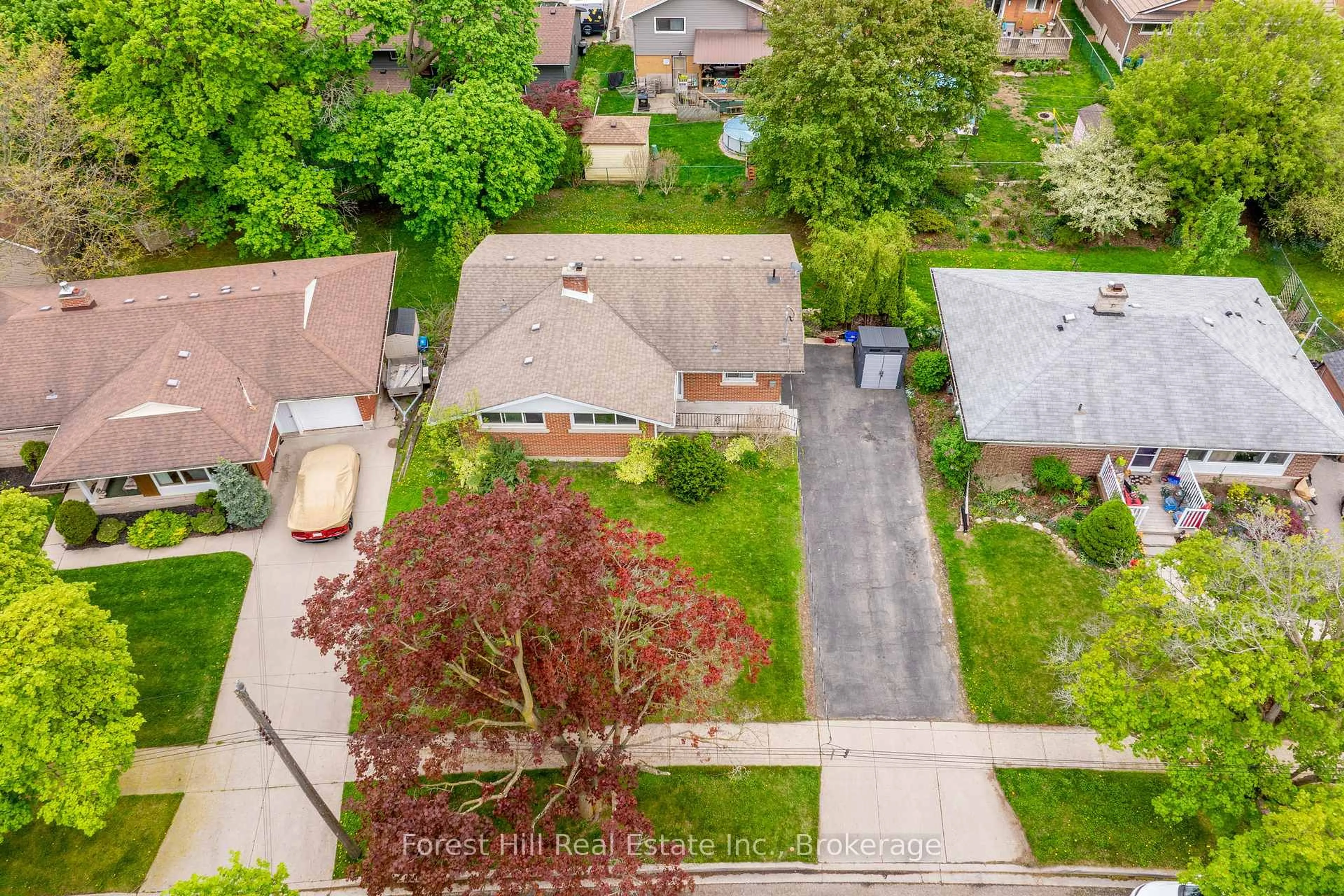 A pic from outside/outdoor area/front of a property/back of a property/a pic from drone, street for 110 Stonybrook Dr, Kitchener Ontario N2M 4L7
