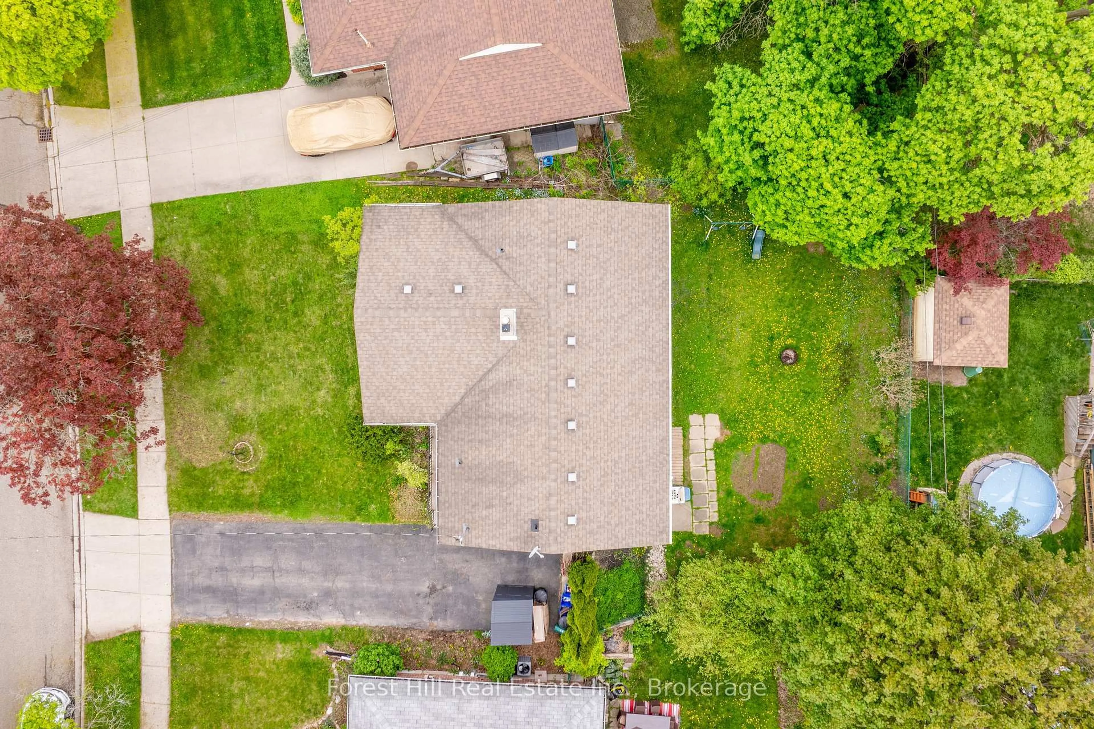 A pic from outside/outdoor area/front of a property/back of a property/a pic from drone, street for 110 Stonybrook Dr, Kitchener Ontario N2M 4L7