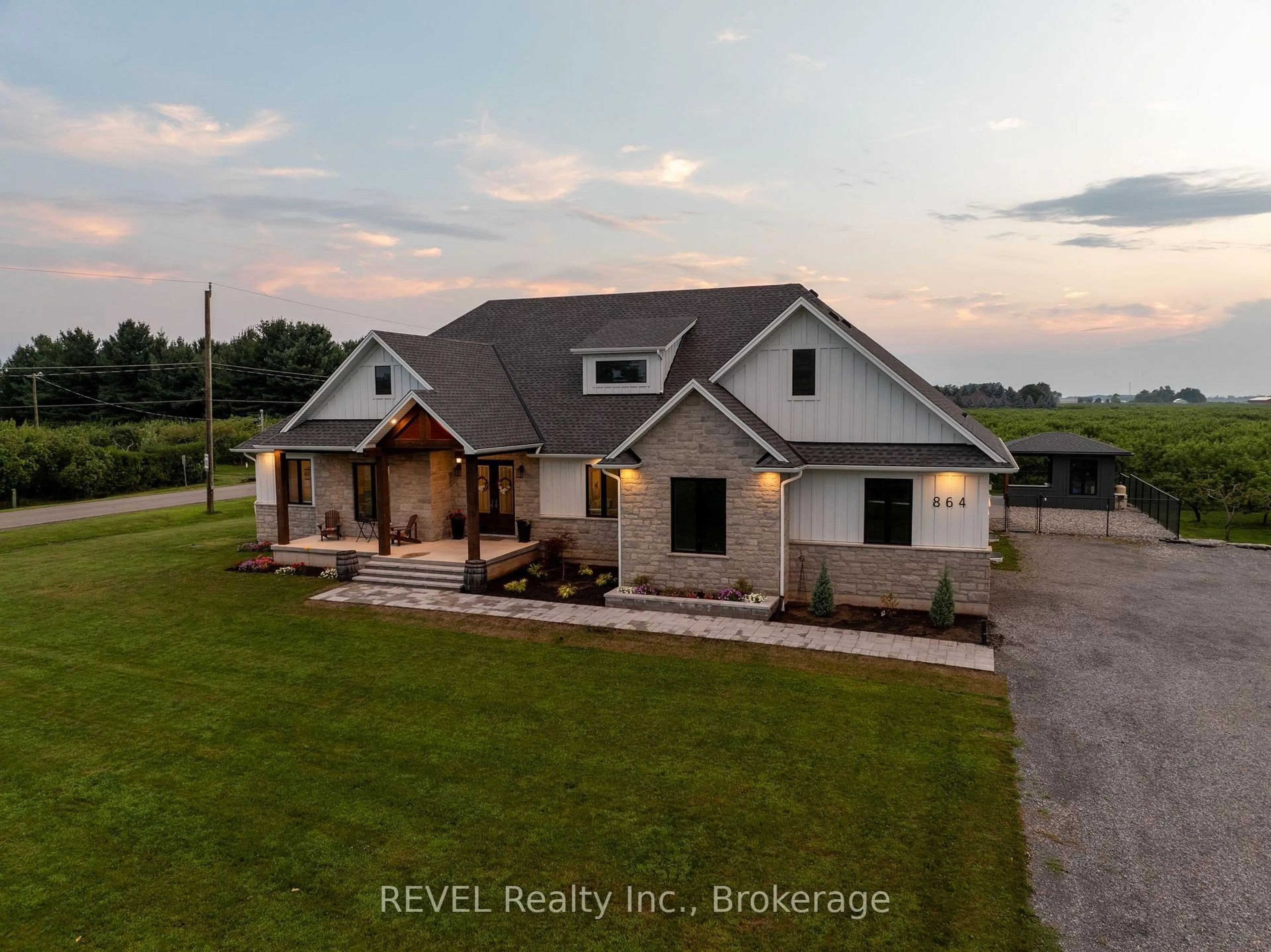 A pic from outside/outdoor area/front of a property/back of a property/a pic from drone, unknown for 864 CONCESSION 1 RD Rd, Niagara-on-the-Lake Ontario L0S 1J0