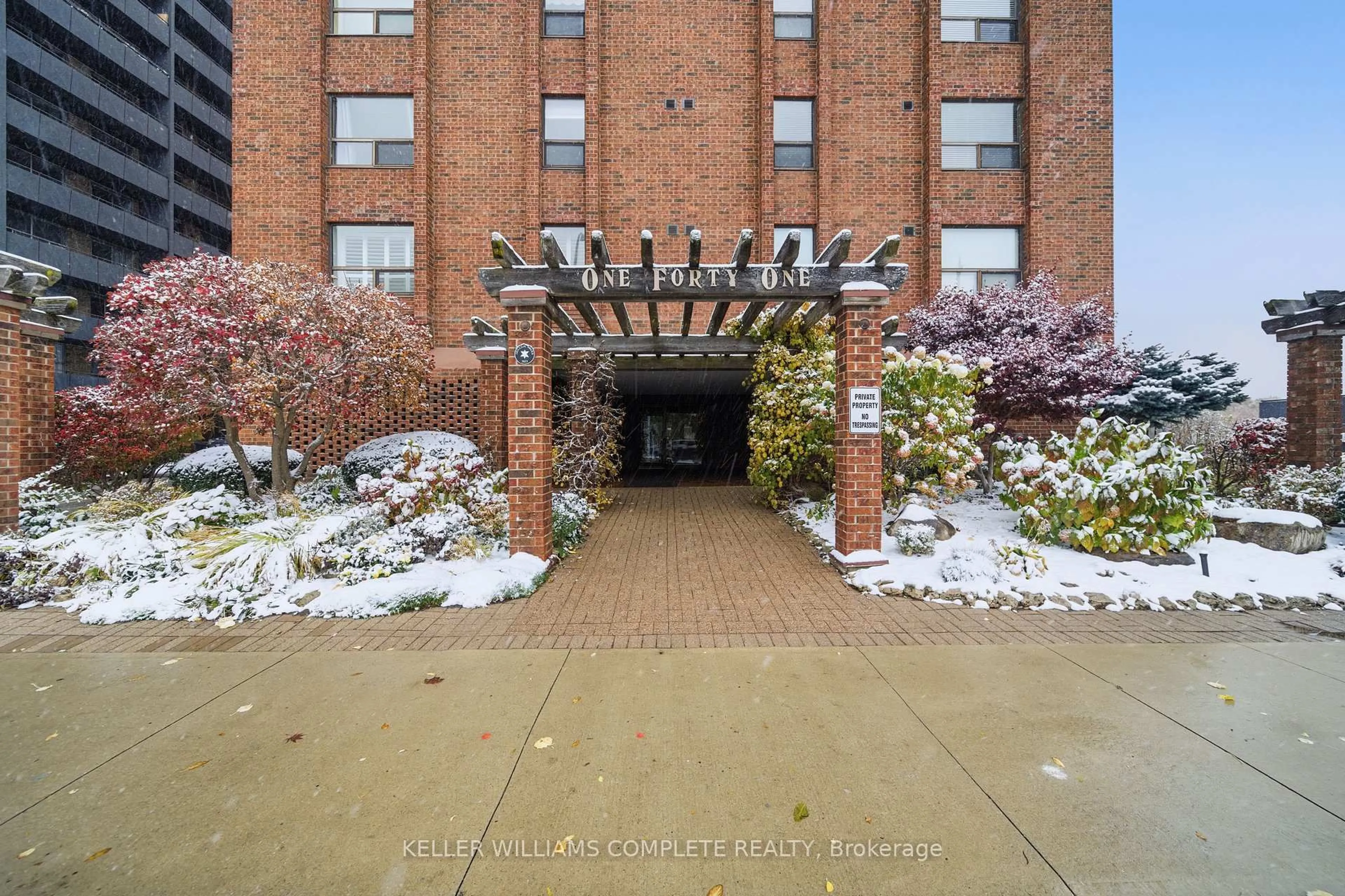Indoor foyer for 141 Church St #201, St. Catharines Ontario L2R 7L7