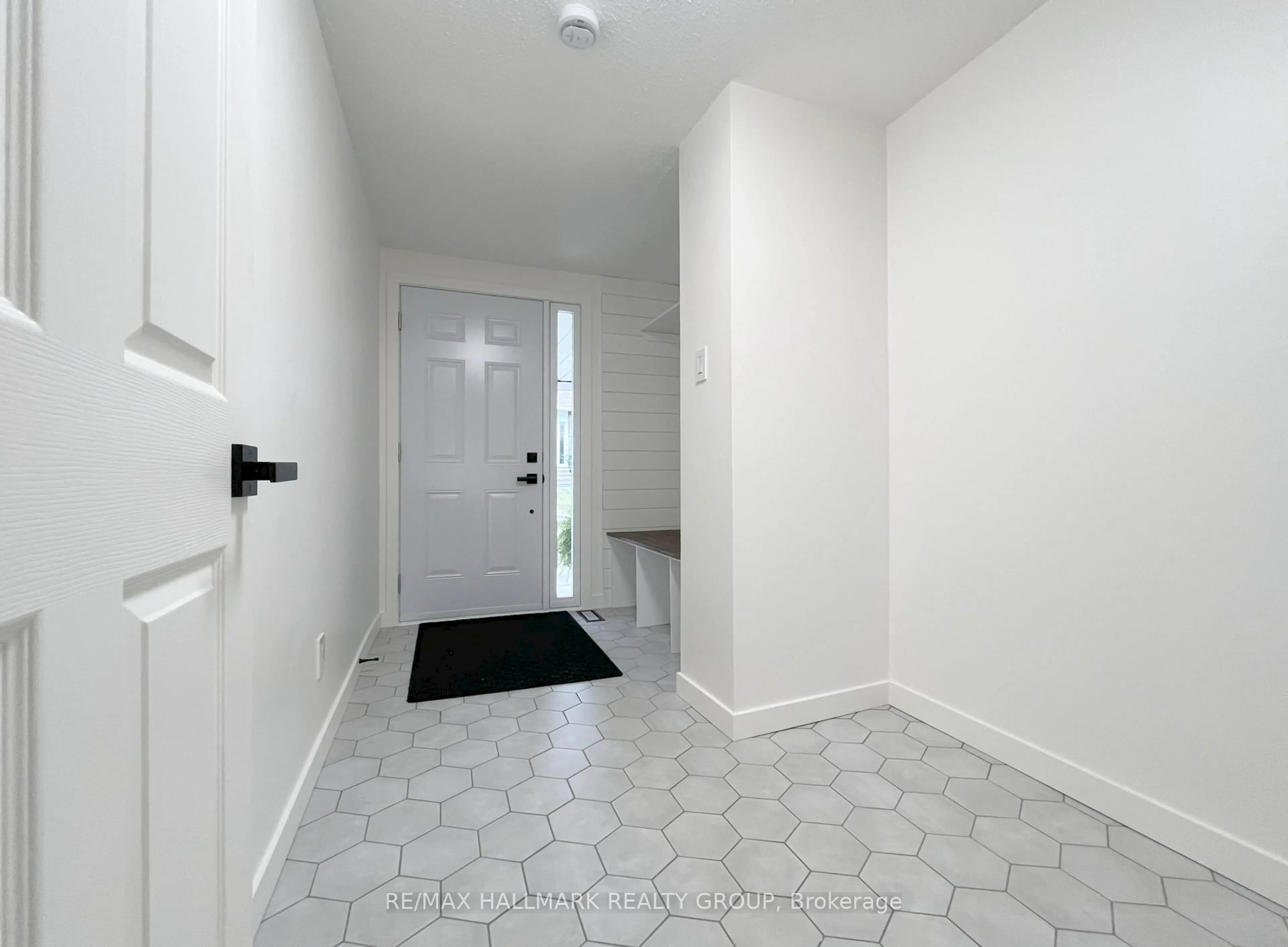 Indoor entryway for 94 Esterlawn Private #11, Ottawa Ontario K2A 4C1