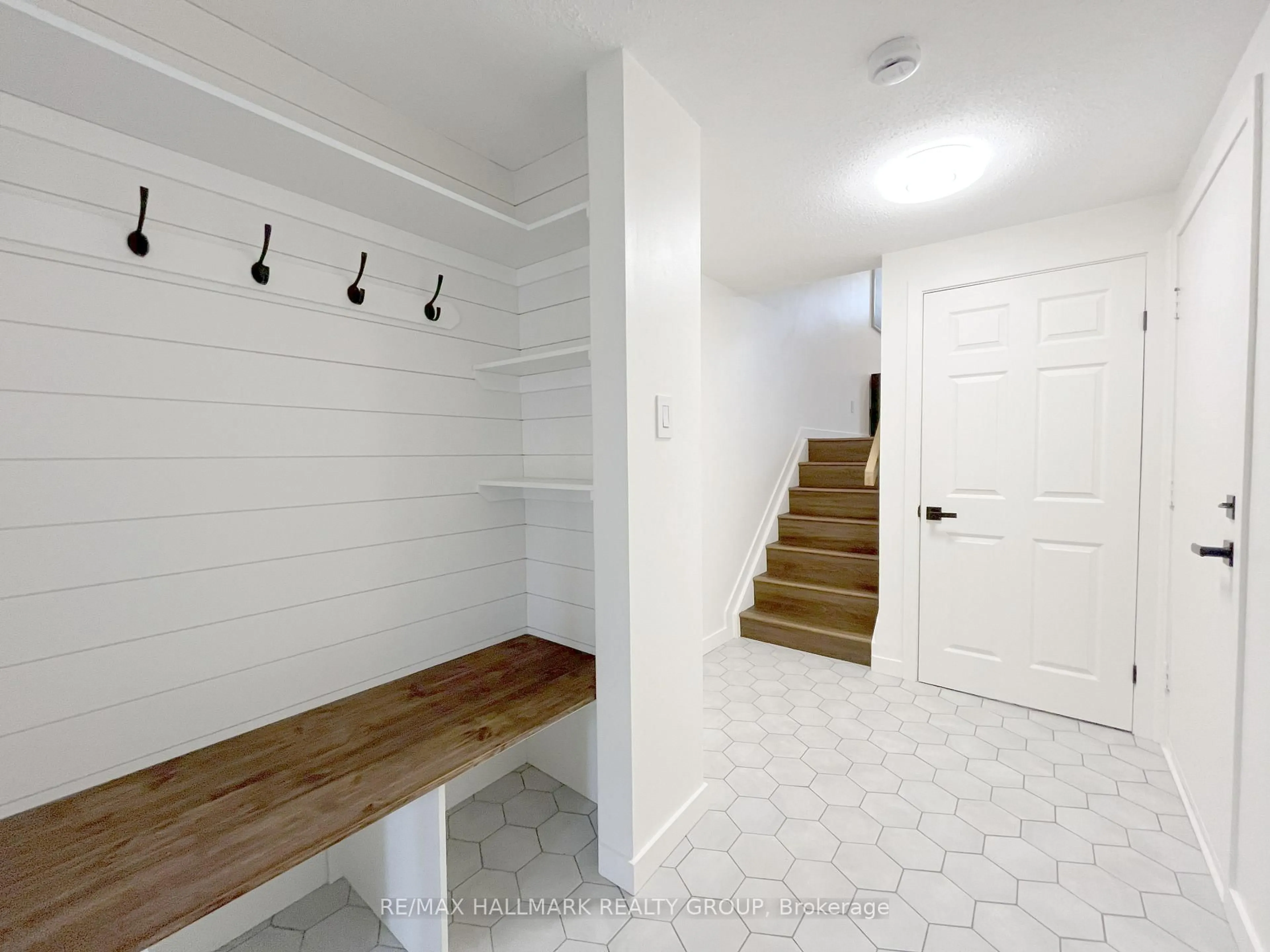 Indoor entryway for 94 Esterlawn Private #11, Ottawa Ontario K2A 4C1