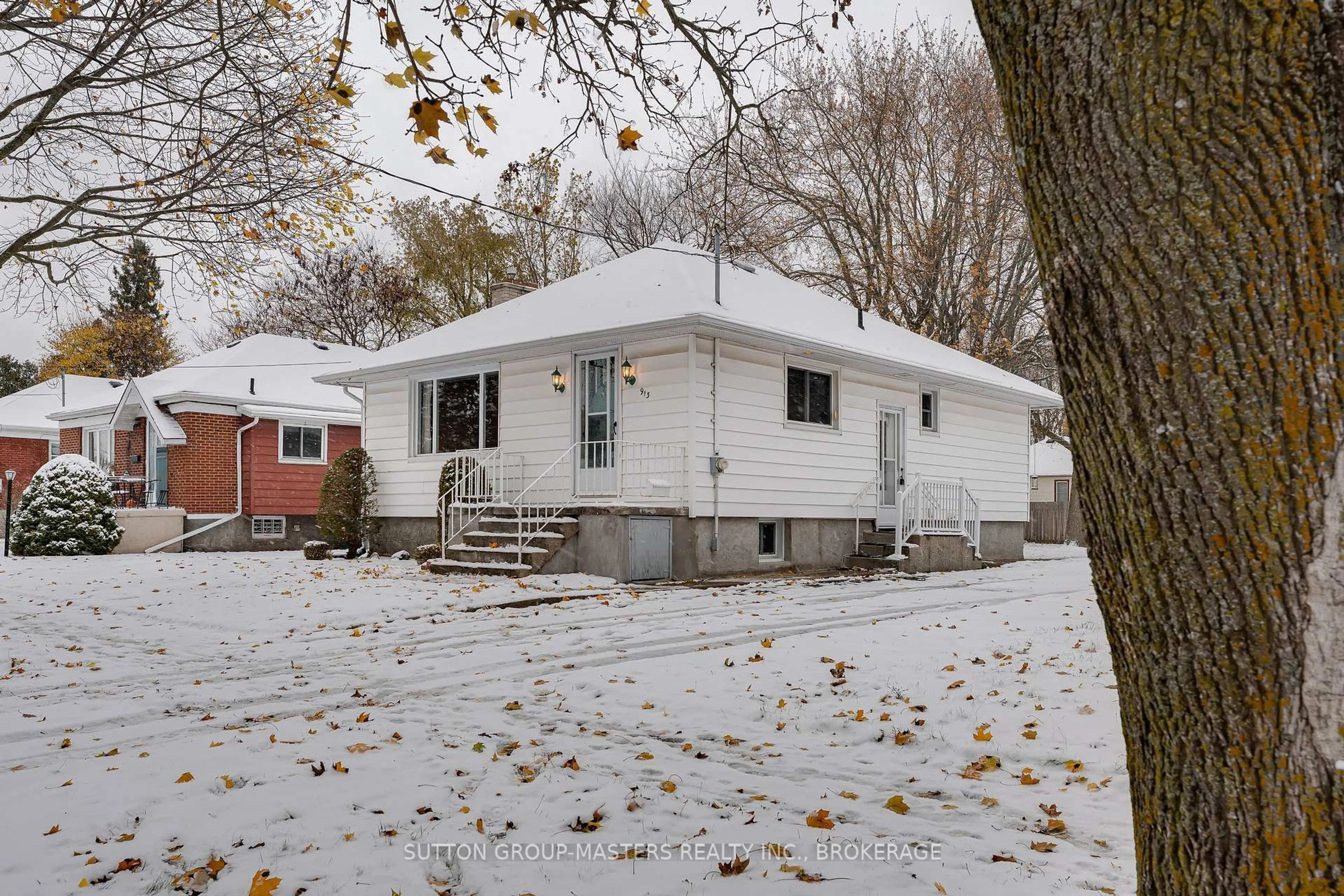 Home with vinyl exterior material, street for 913 Victoria St, Kingston Ontario K7K 4T9