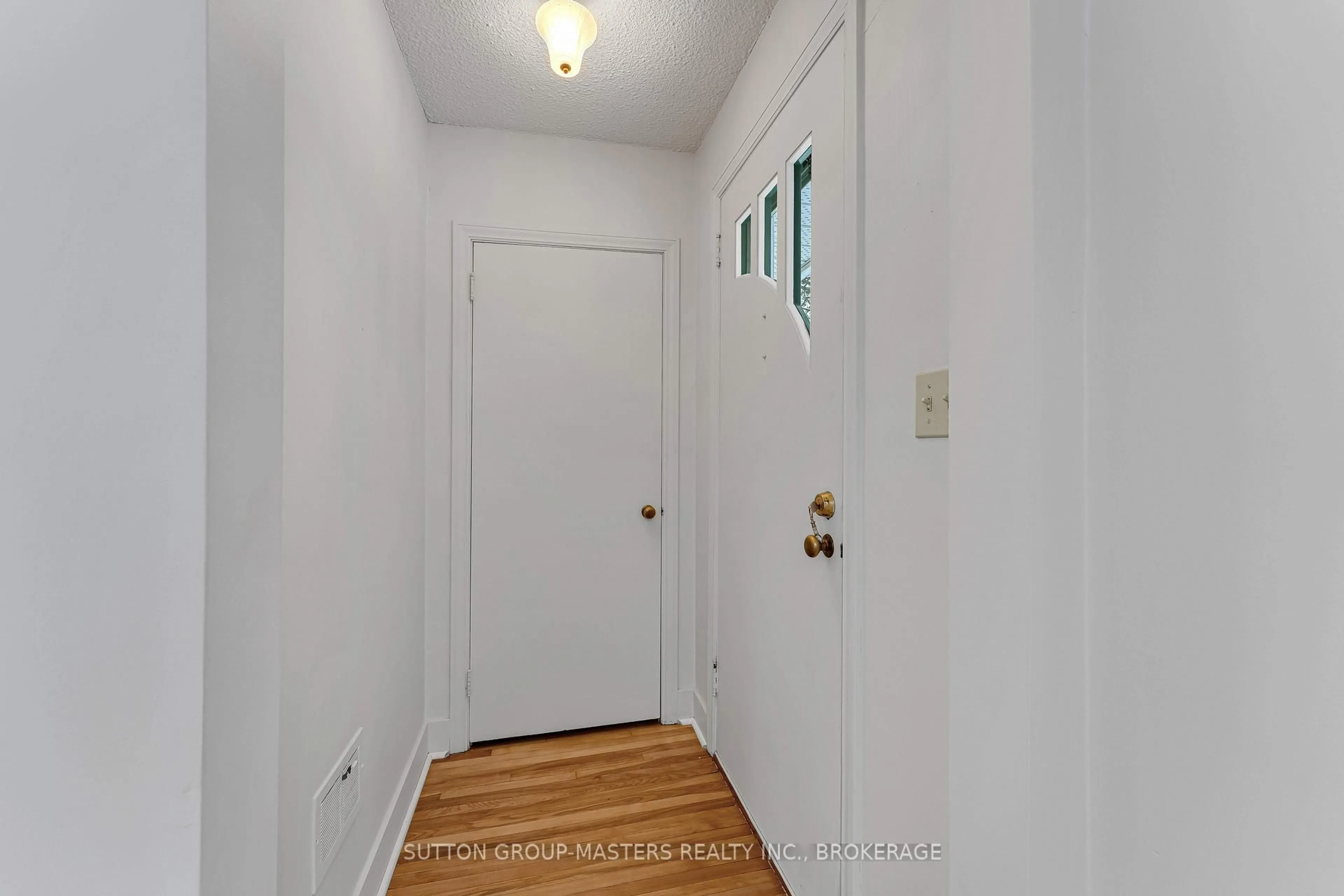 Indoor entryway for 913 Victoria St, Kingston Ontario K7K 4T9