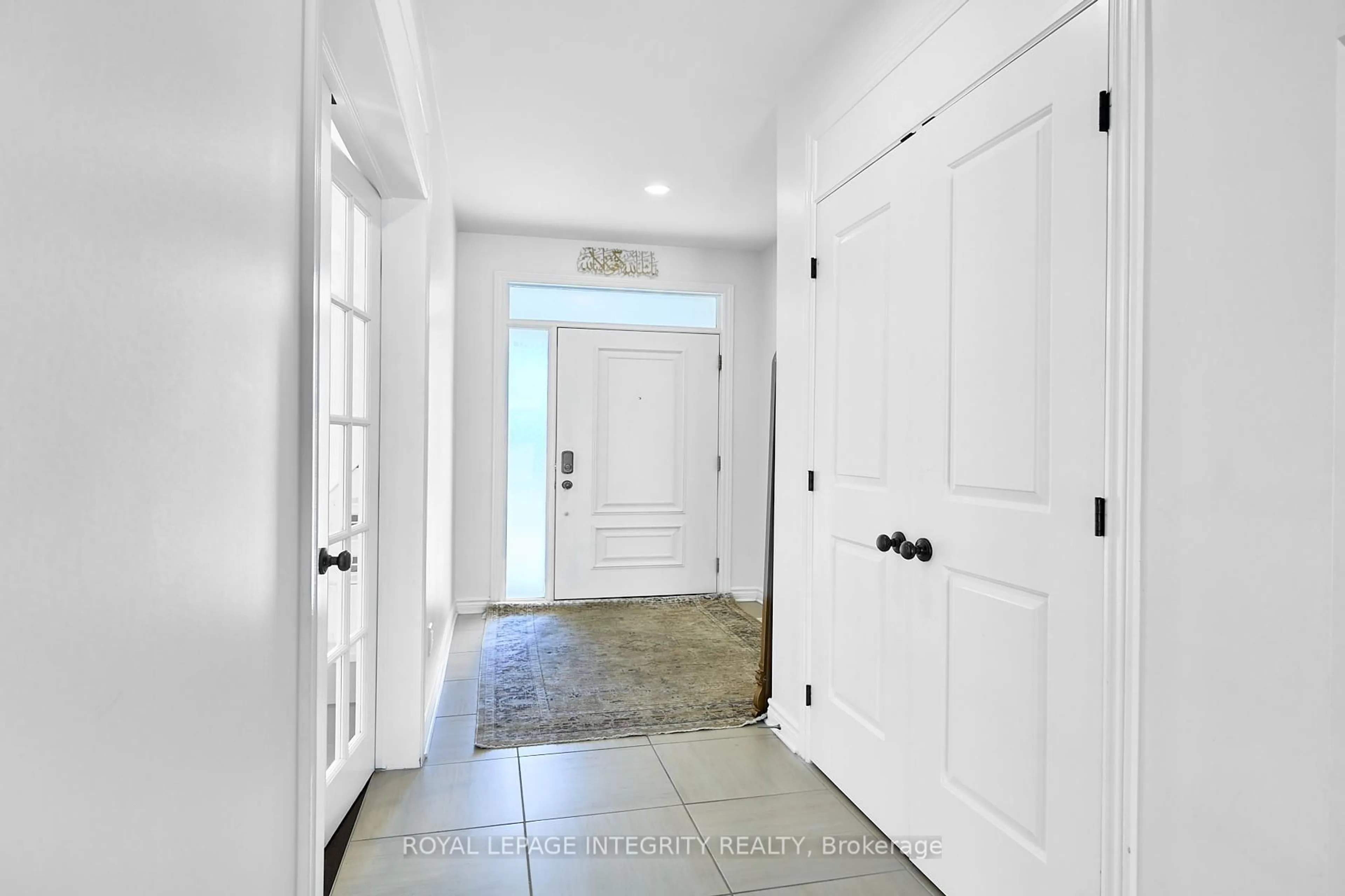 Indoor entryway for 32 Aconitum Way, Ottawa Ontario K1T 0S1
