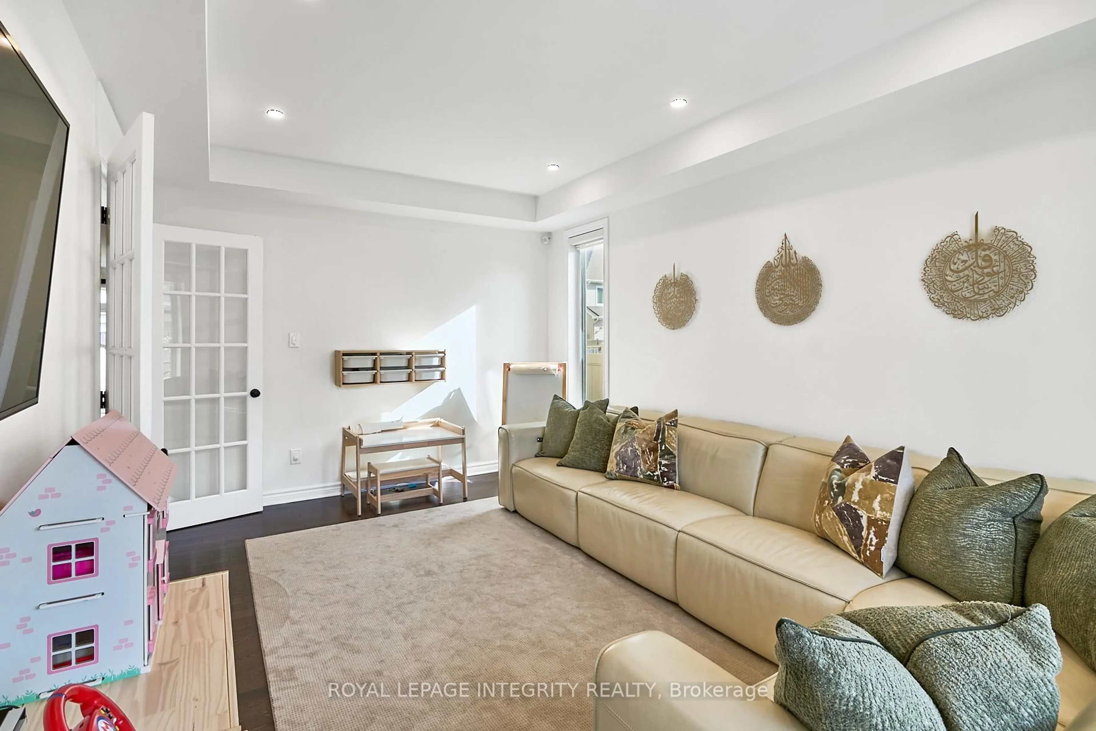 Living room with furniture, unknown for 32 Aconitum Way, Ottawa Ontario K1T 0S1