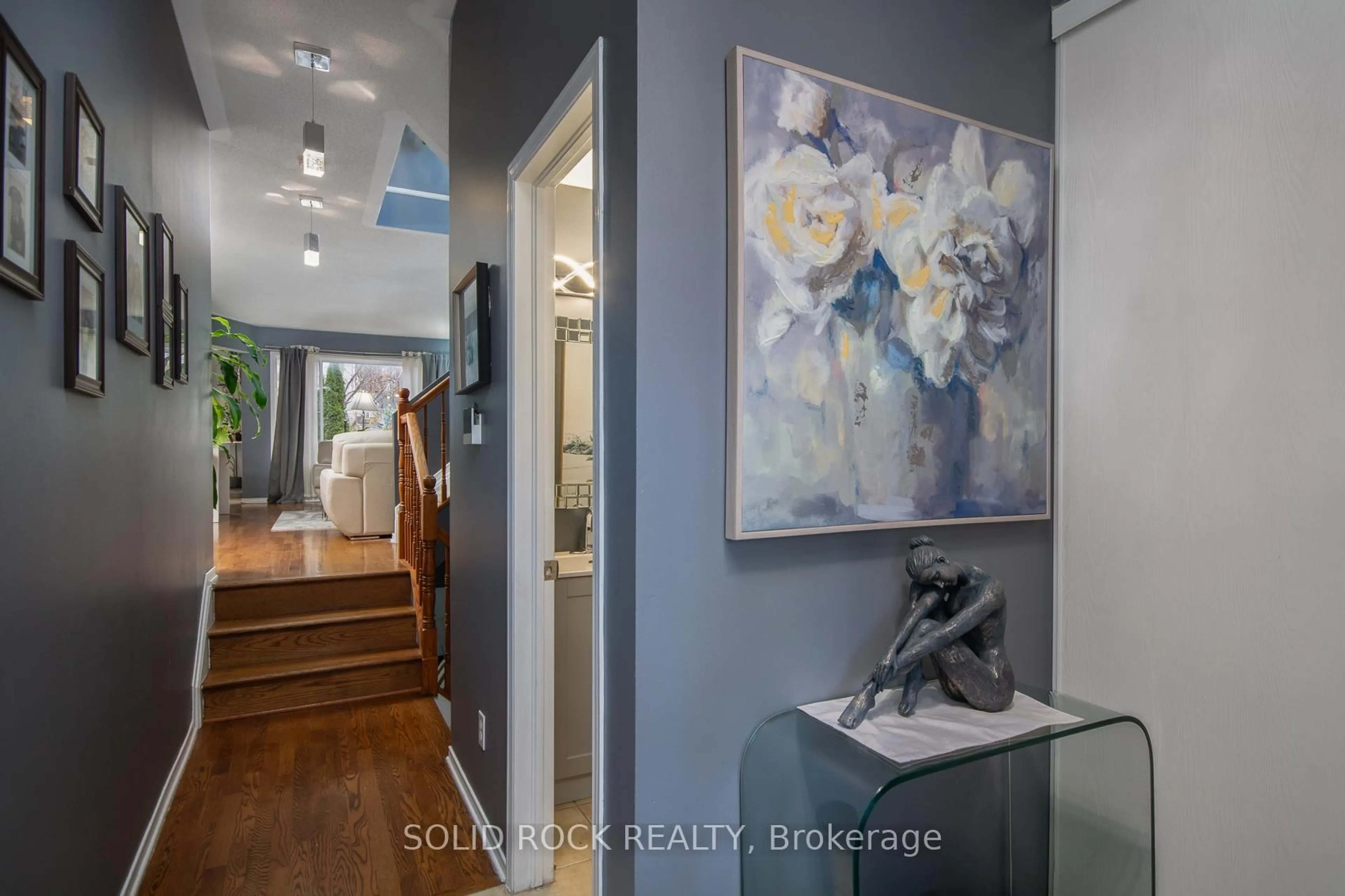 Indoor entryway for 61 Flowertree Cres, Ottawa Ontario K2M 2R7