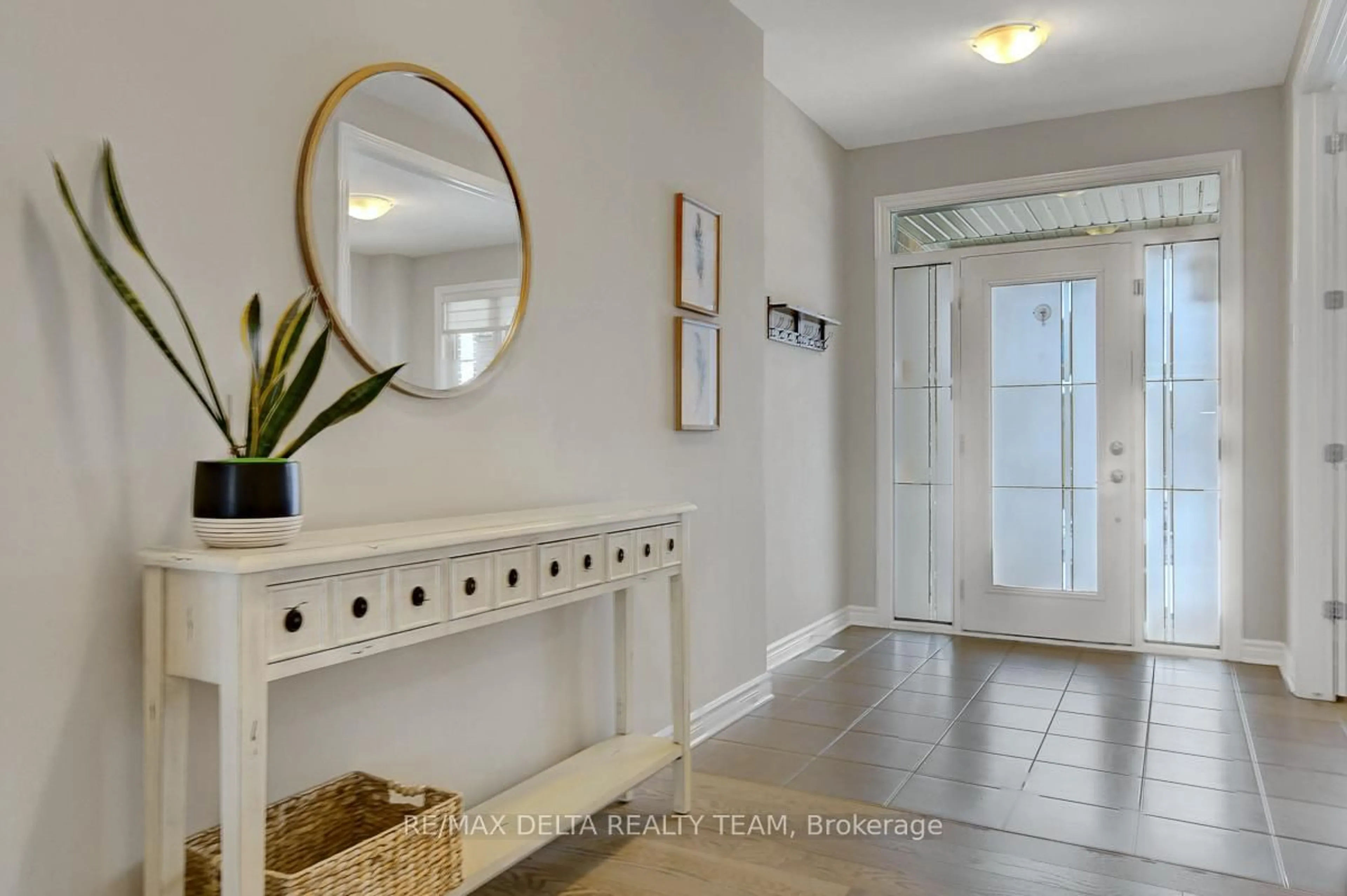 Indoor entryway for 405 Hepatica Way, Ottawa Ontario K4A 1G3