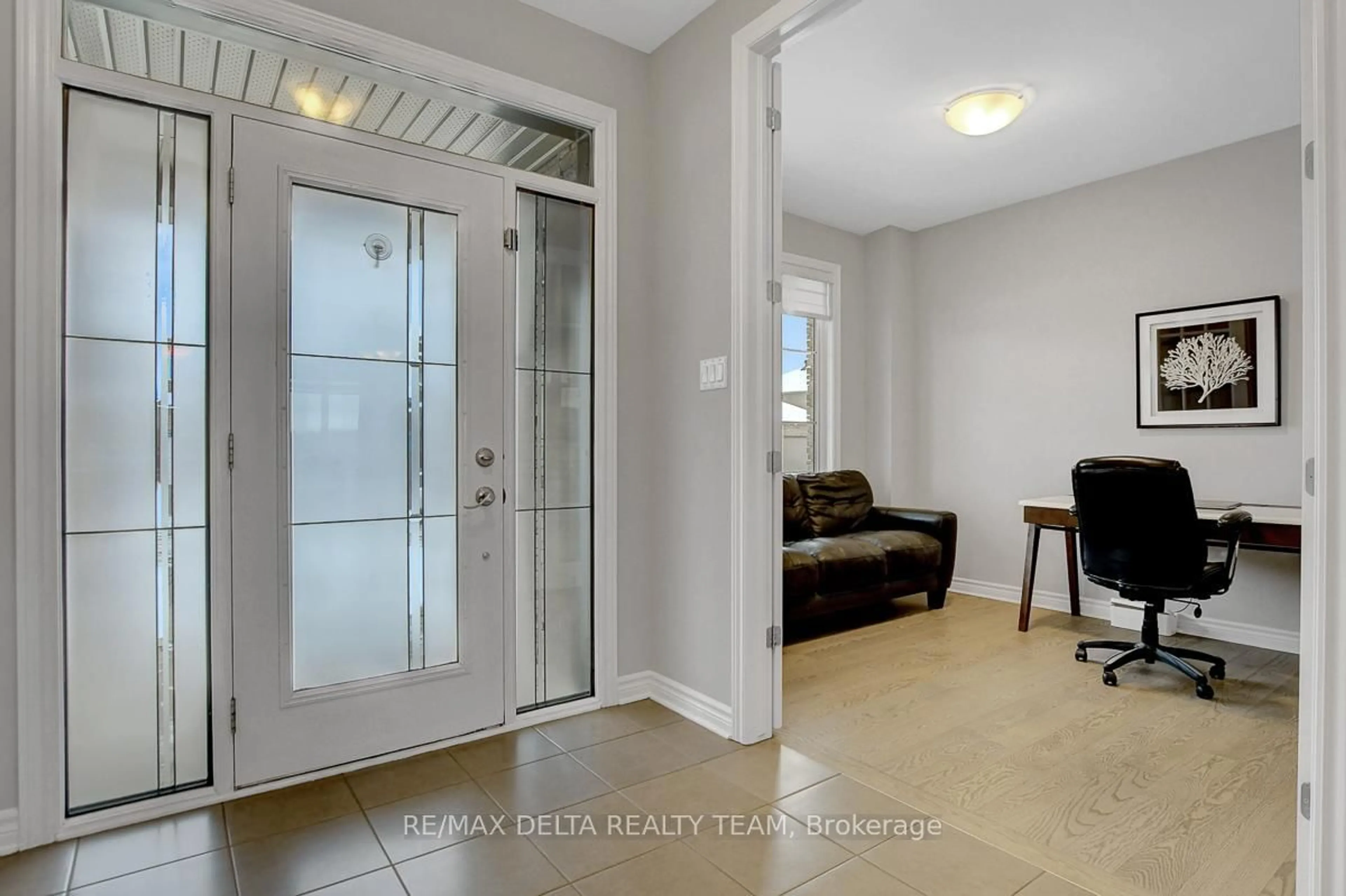 Indoor entryway for 405 Hepatica Way, Ottawa Ontario K4A 1G3