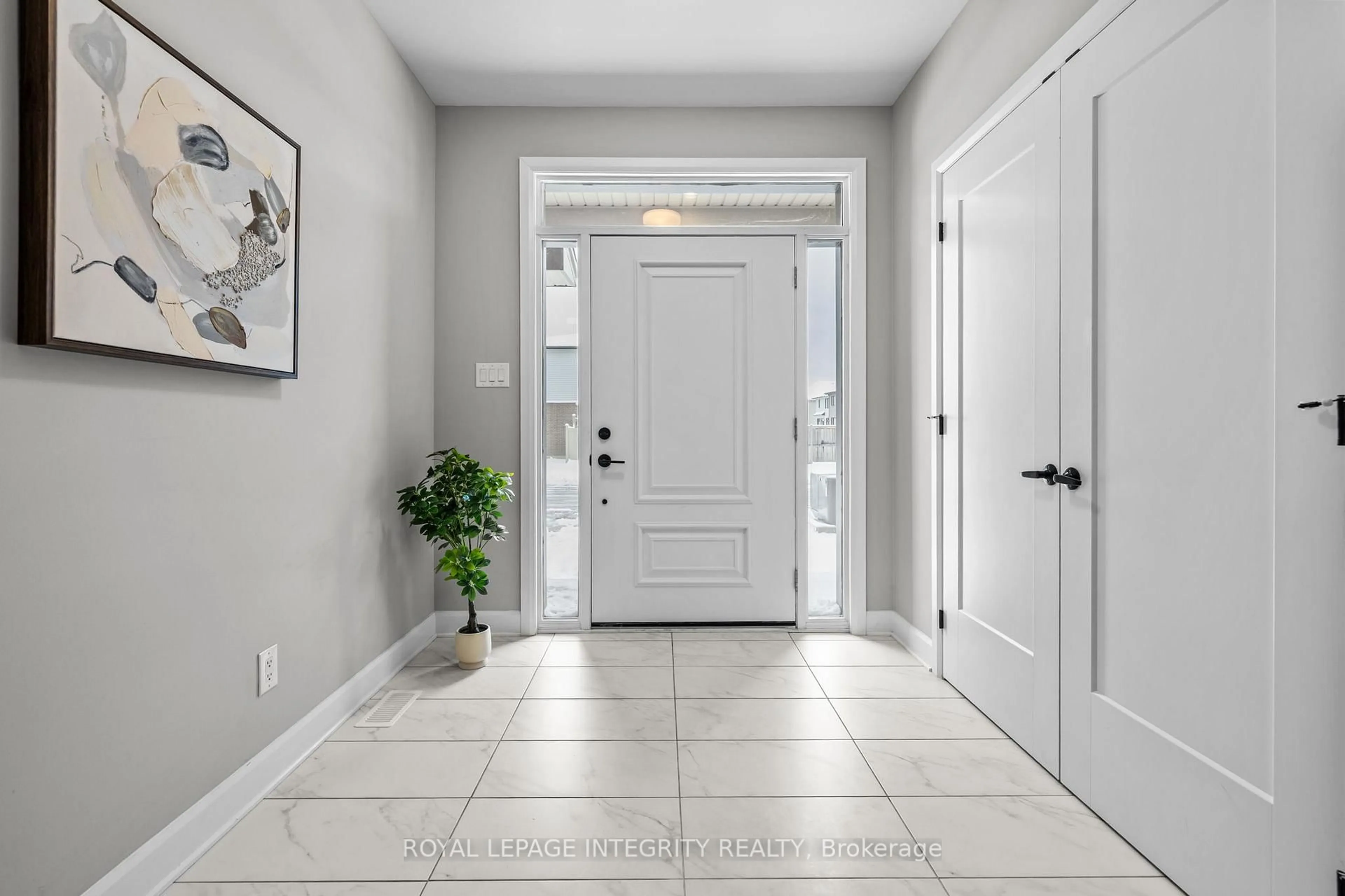 Indoor entryway for 652 Moonflower Cres, Ottawa Ontario K1T 0X8