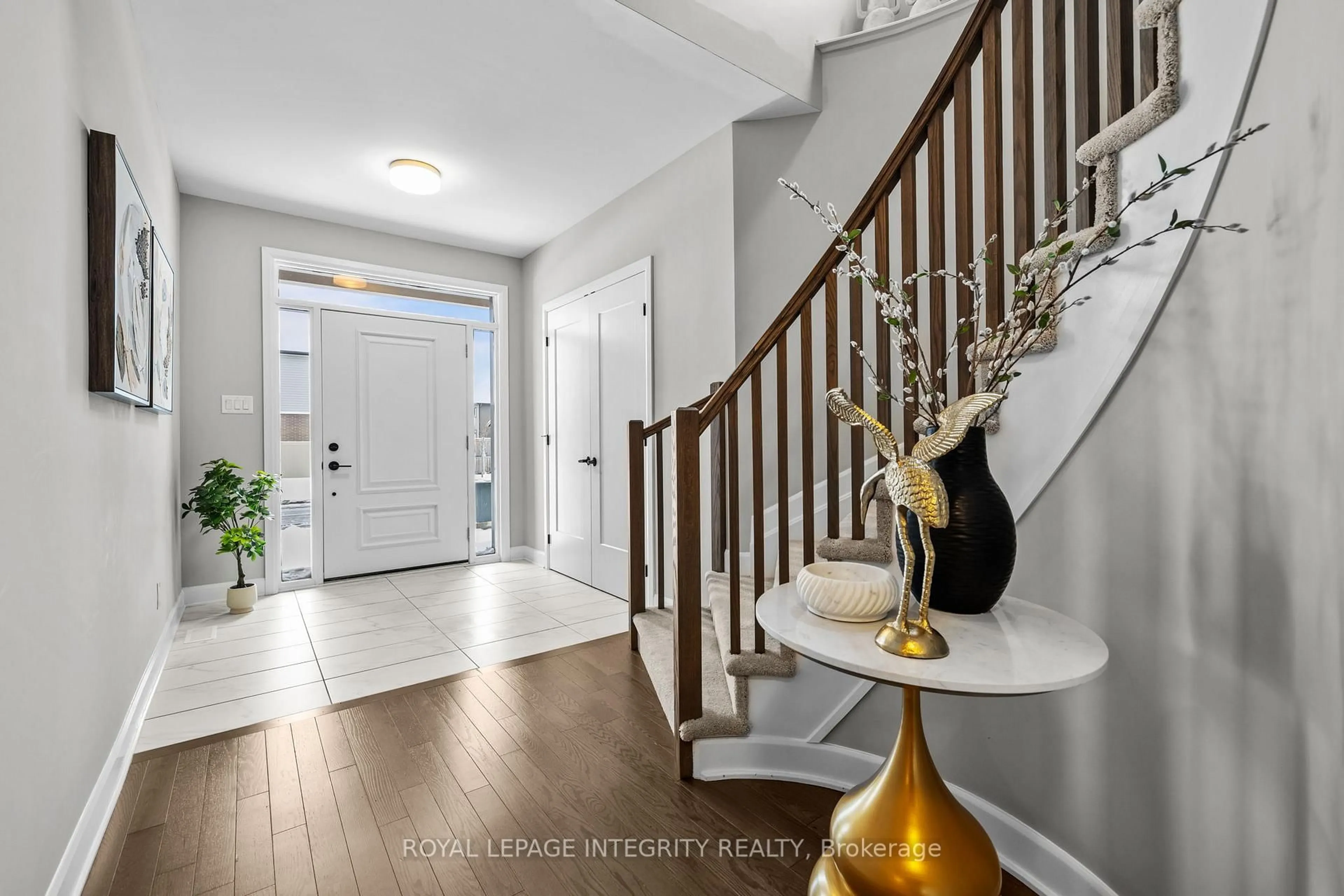 Indoor entryway for 652 Moonflower Cres, Ottawa Ontario K1T 0X8