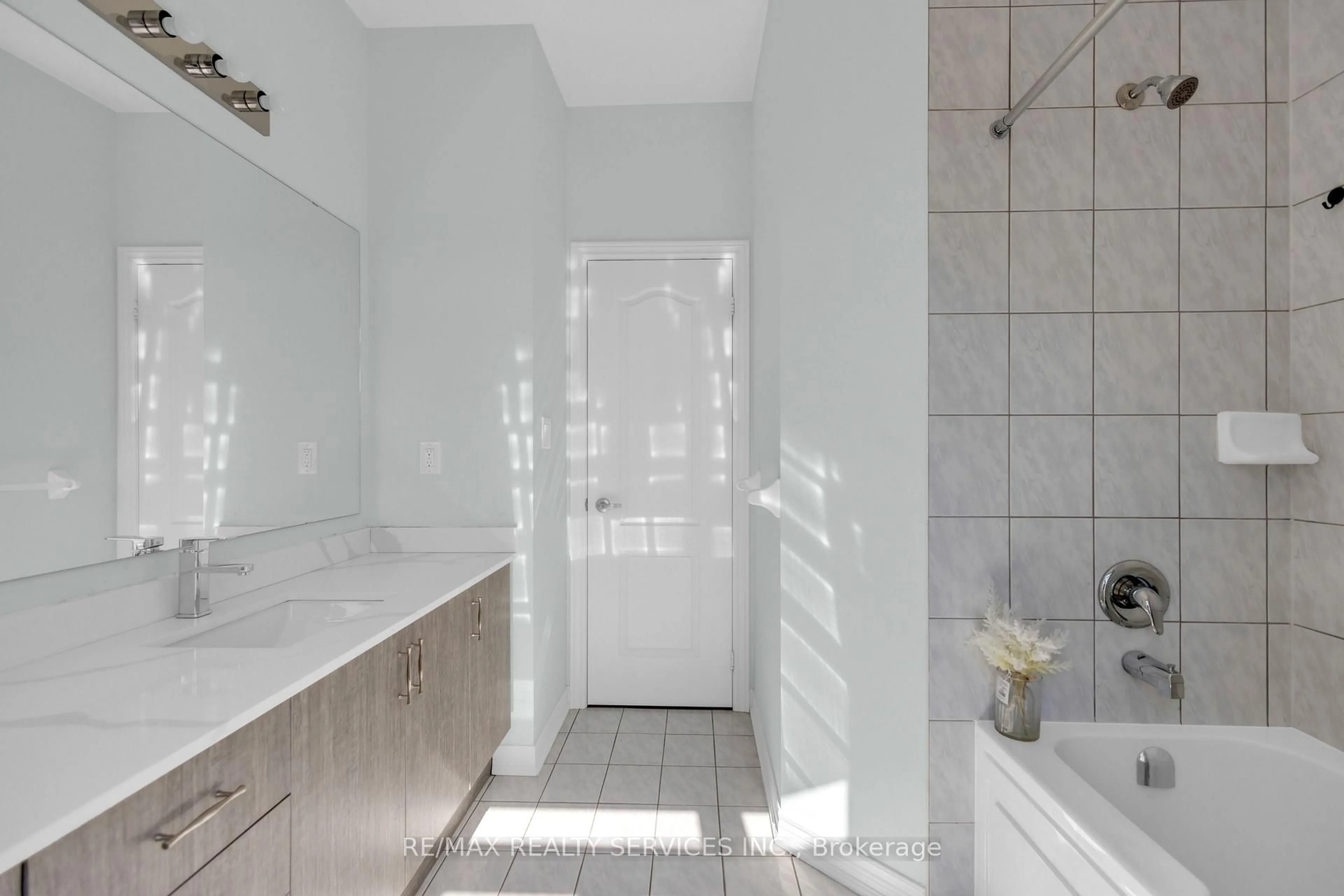 Contemporary bathroom, ceramic/tile floor for 41 Trail Bank Gdns, Hamilton Ontario L8B 1Y5