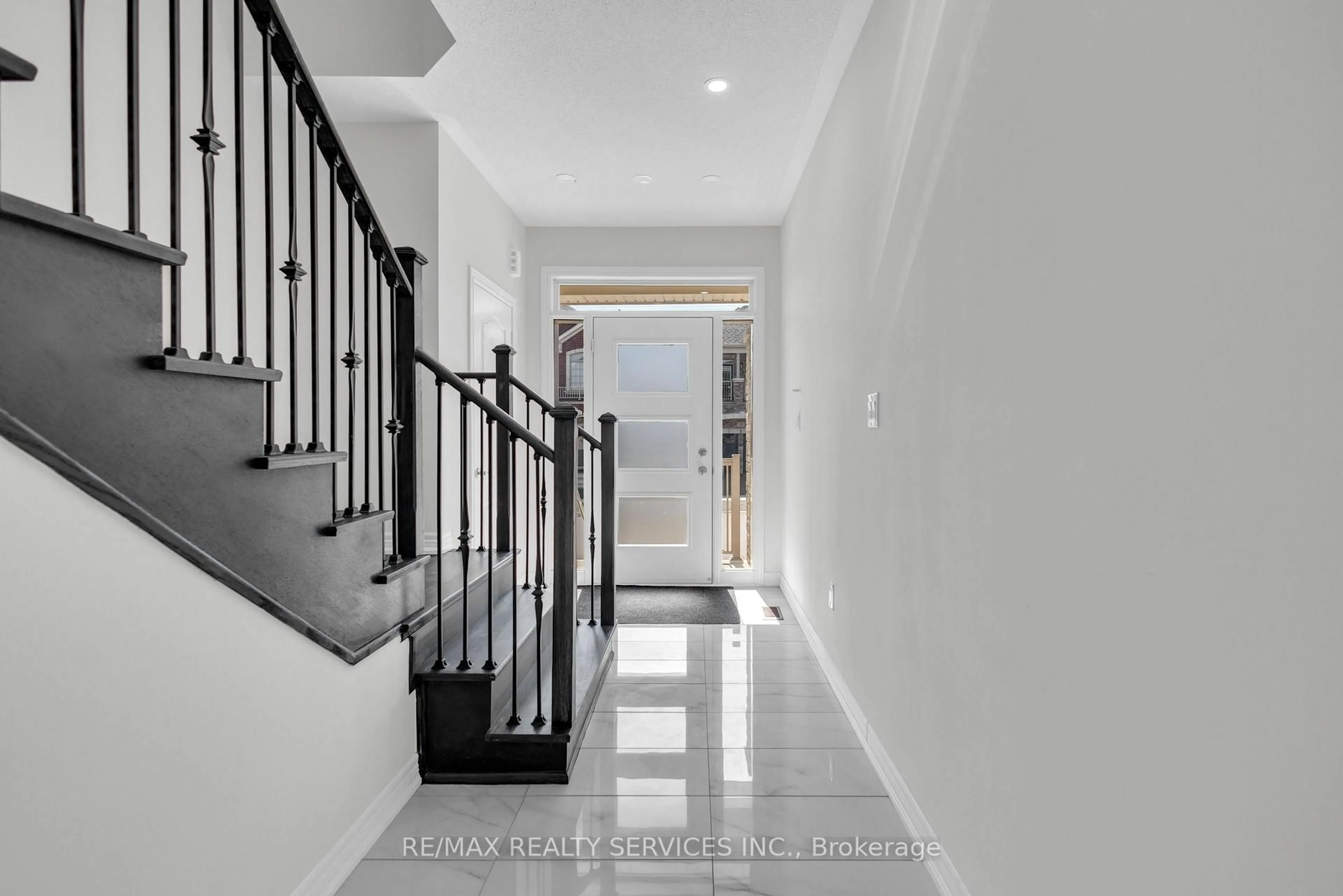 Indoor foyer for 41 Trail Bank Gdns, Hamilton Ontario L8B 1Y5
