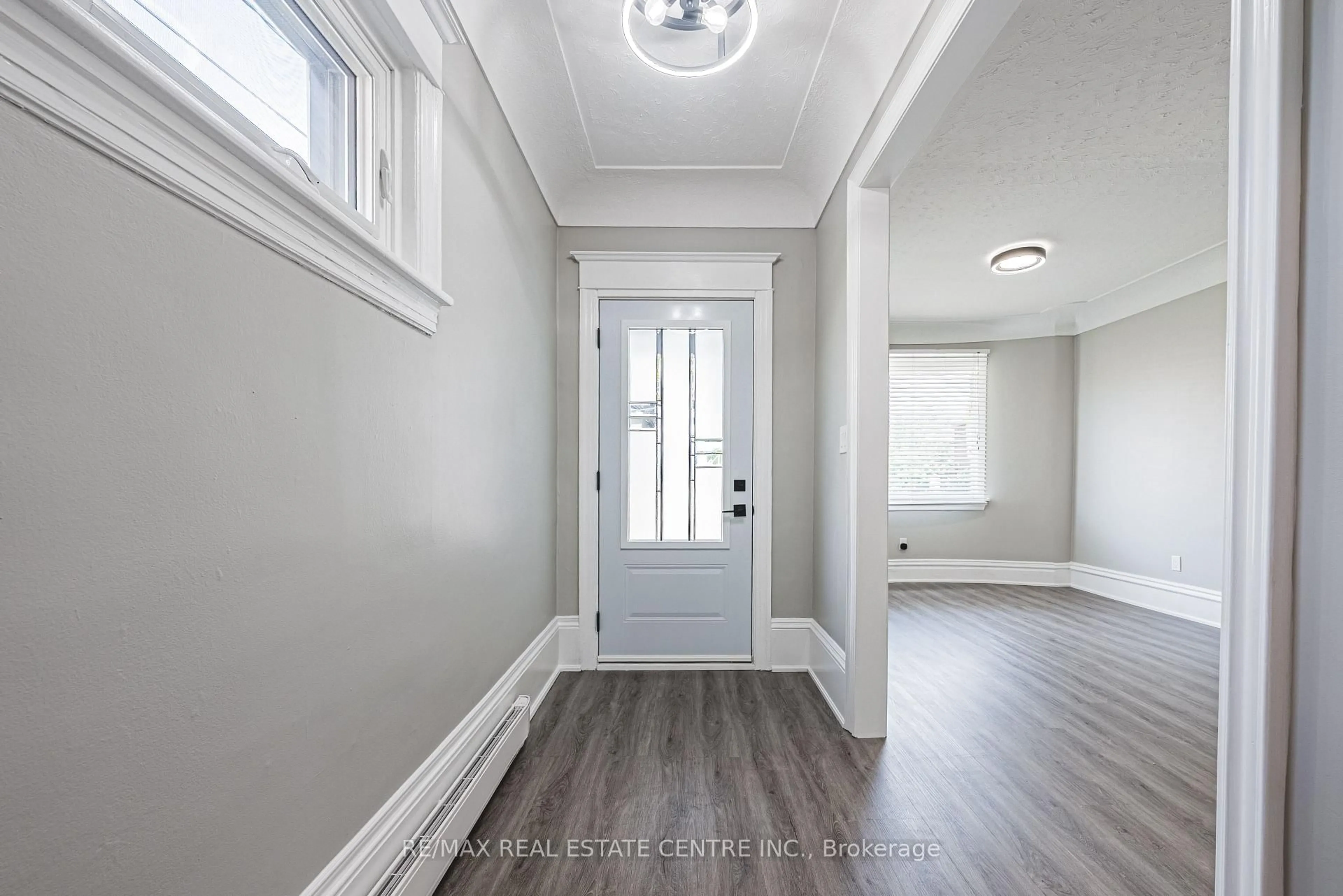 Indoor entryway for 354 Cumberland Ave, Hamilton Ontario L8M 2A2