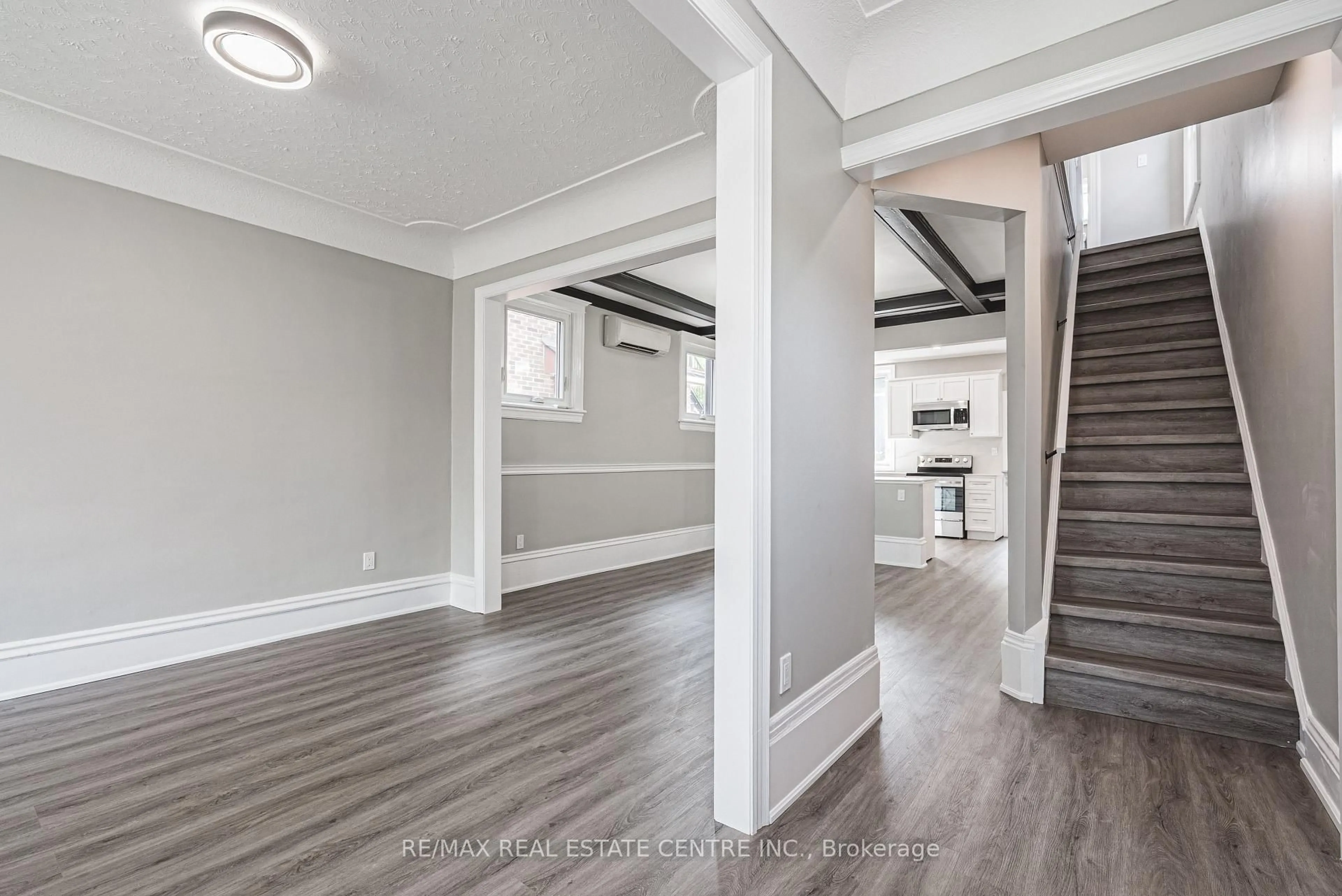 Indoor entryway for 354 Cumberland Ave, Hamilton Ontario L8M 2A2