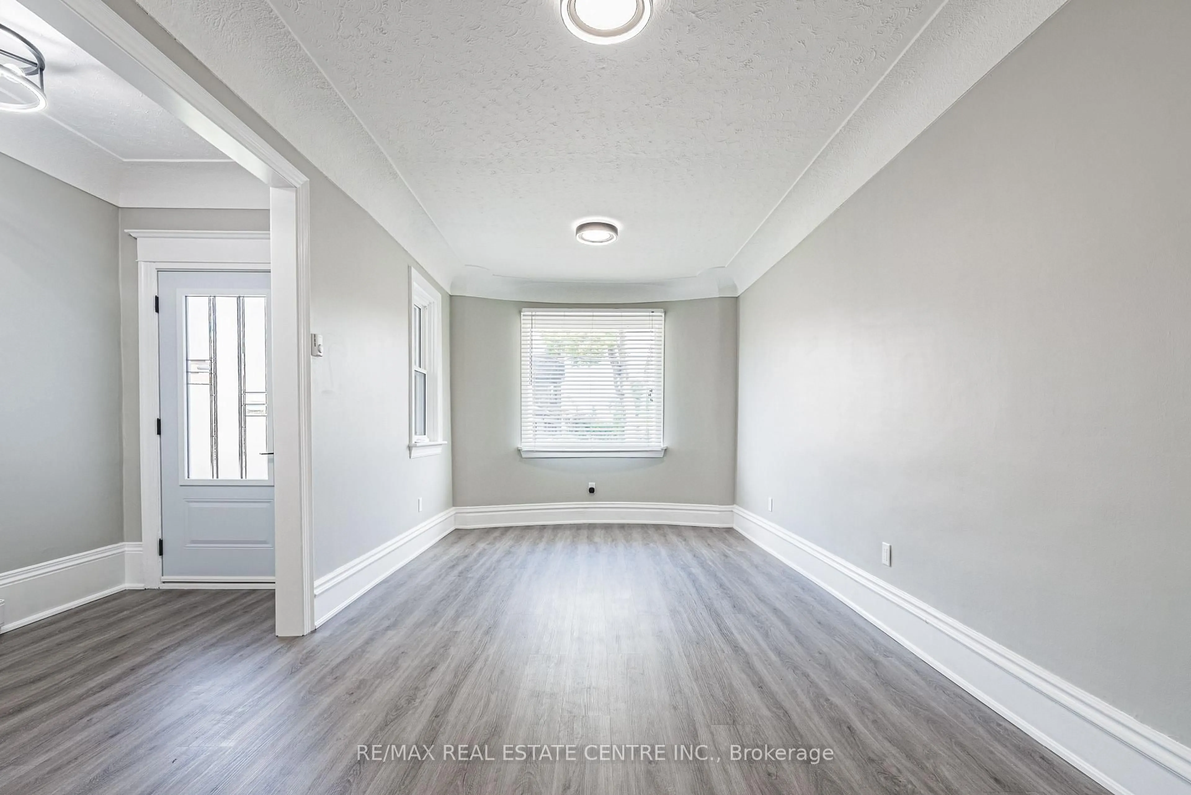 Indoor entryway for 354 Cumberland Ave, Hamilton Ontario L8M 2A2
