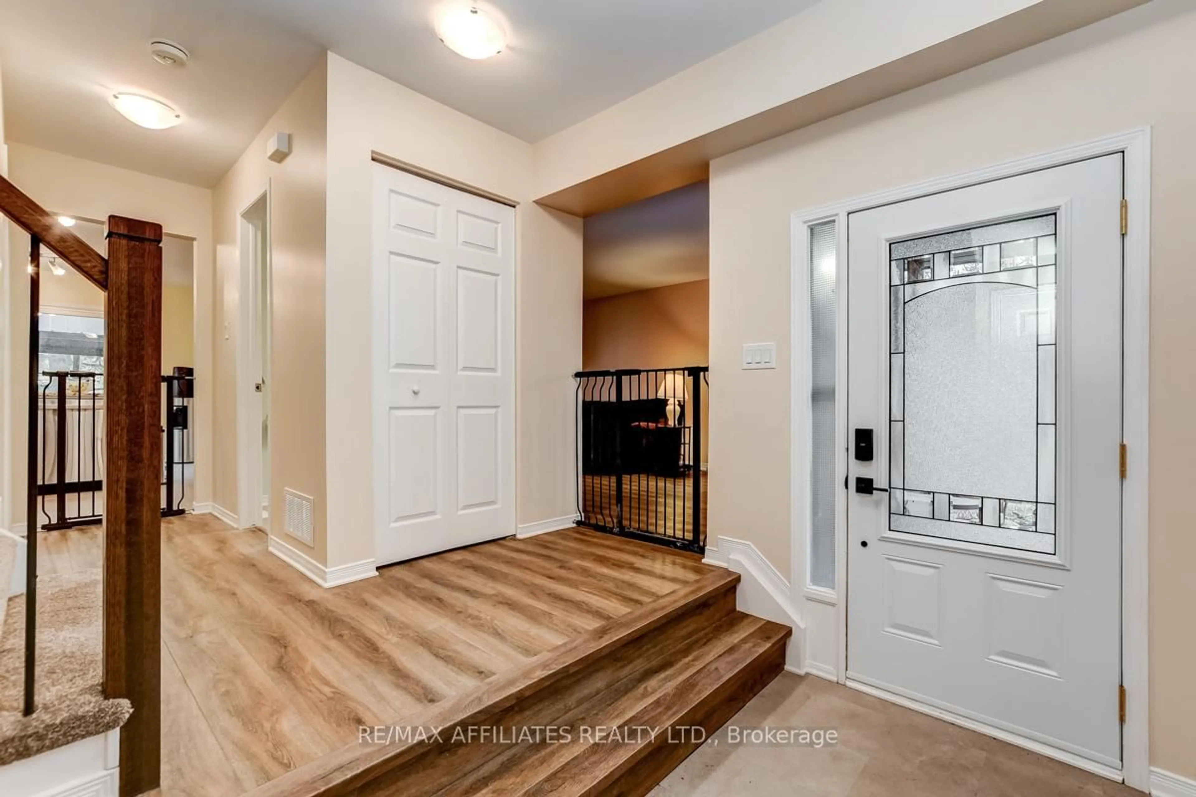 Indoor entryway for 39 INWOOD Dr, Kanata Ontario K2M 1Z3