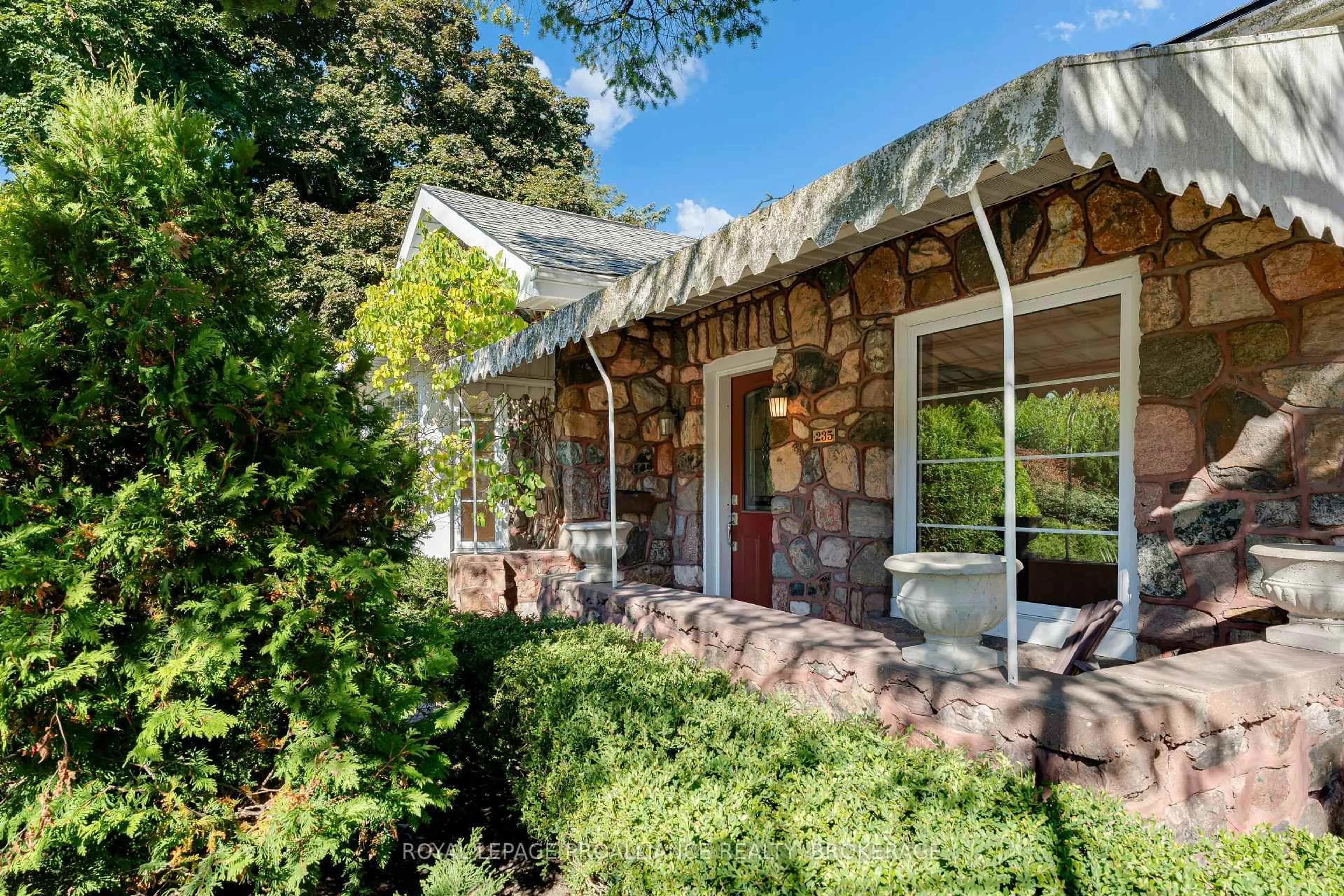 Unknown for 235 Park St, Kingston Ontario K7L 1K4