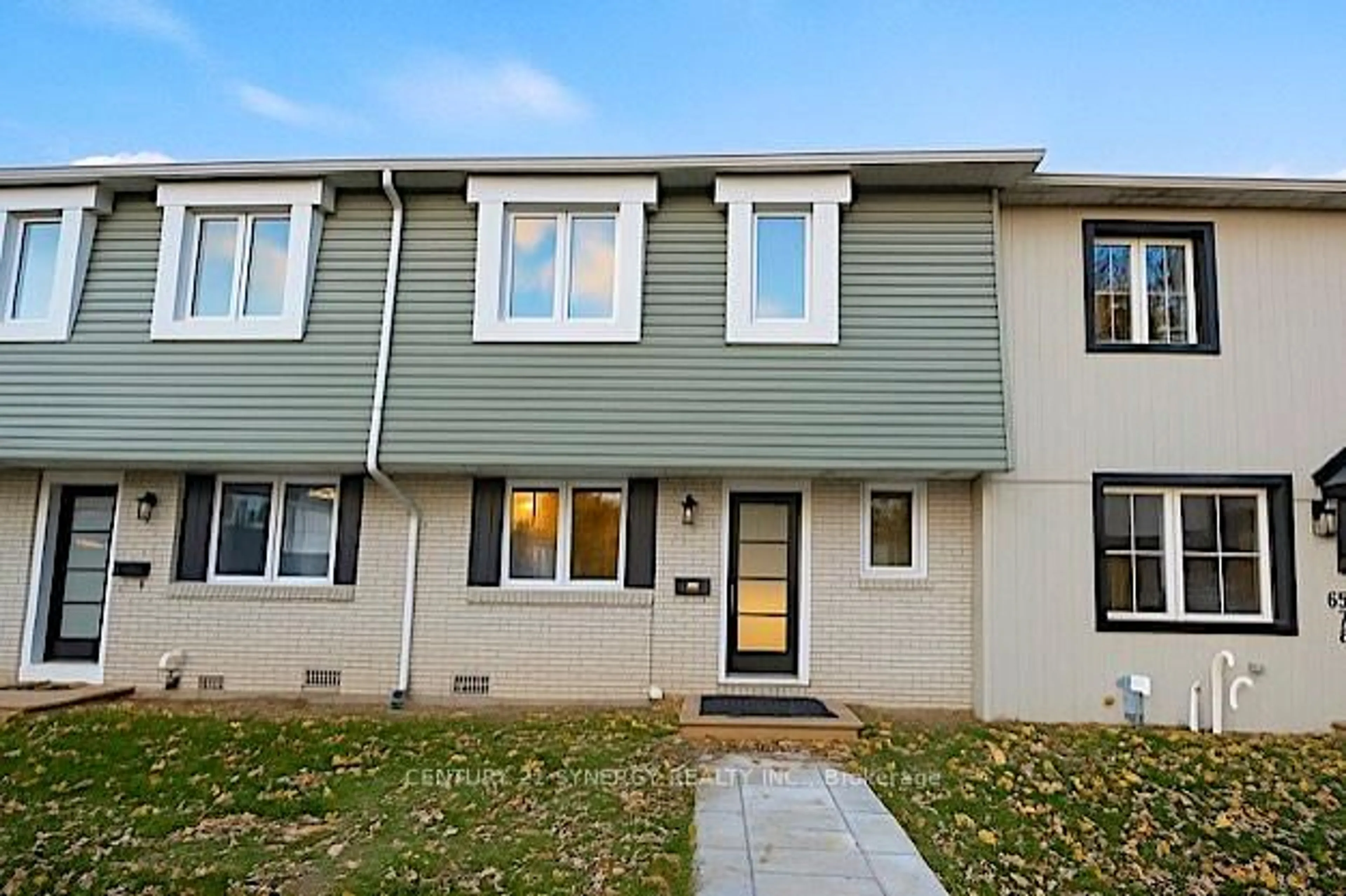 Home with vinyl exterior material, street for 660 Hochelaga St #28, Ottawa Ontario K1K 2E9