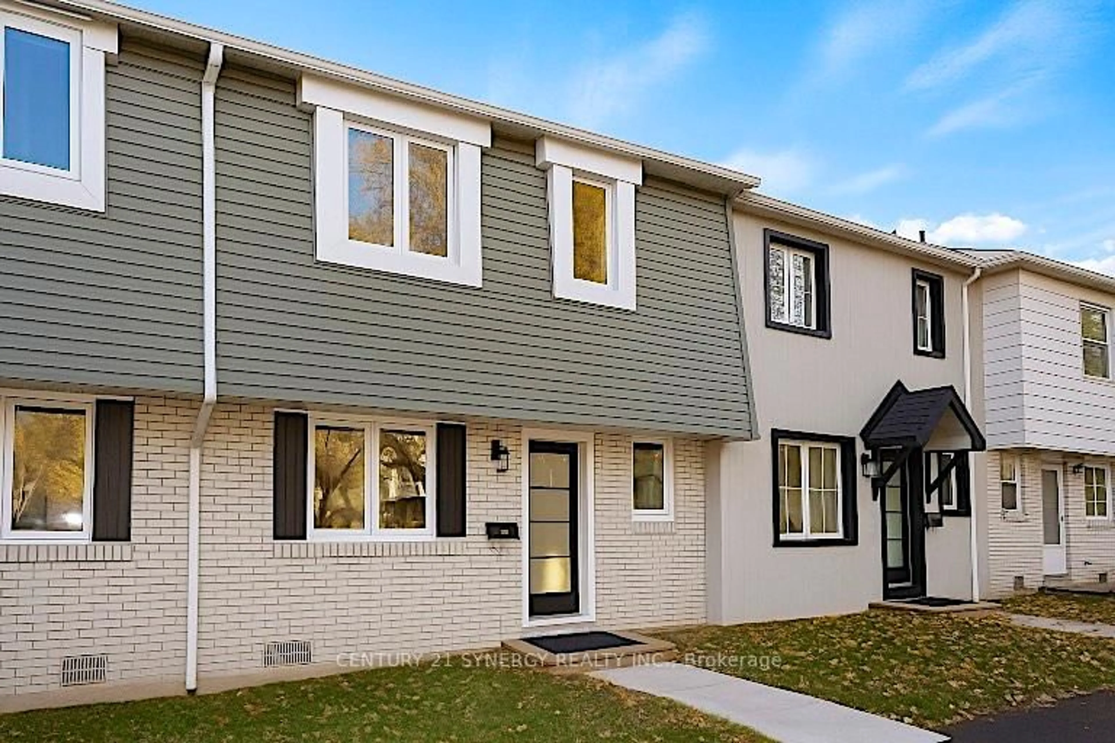 Home with vinyl exterior material, street for 660 Hochelaga St #28, Ottawa Ontario K1K 2E9