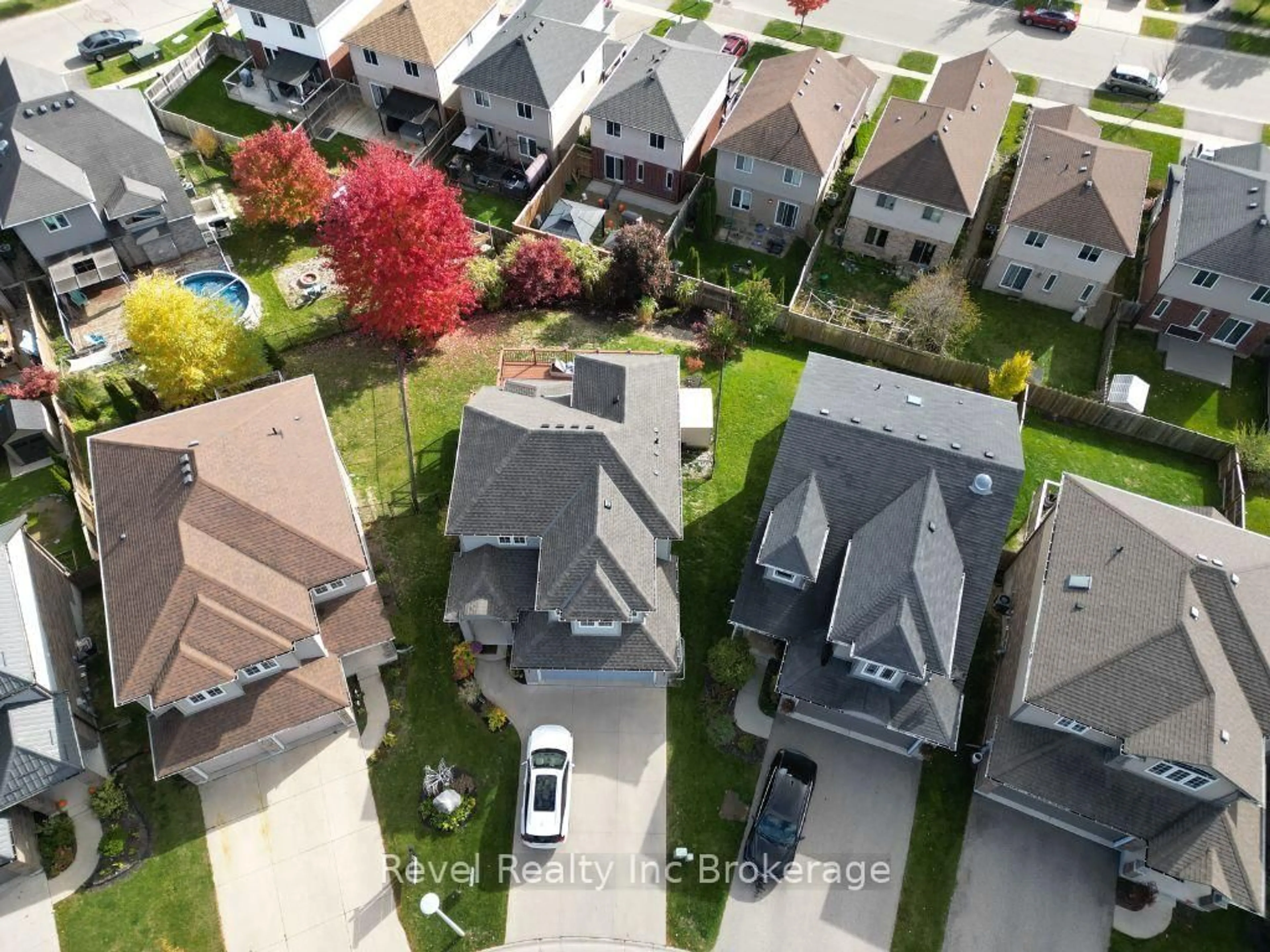 A pic from outside/outdoor area/front of a property/back of a property/a pic from drone, street for 706 Frontenac Cres, Woodstock Ontario N4V 0B1