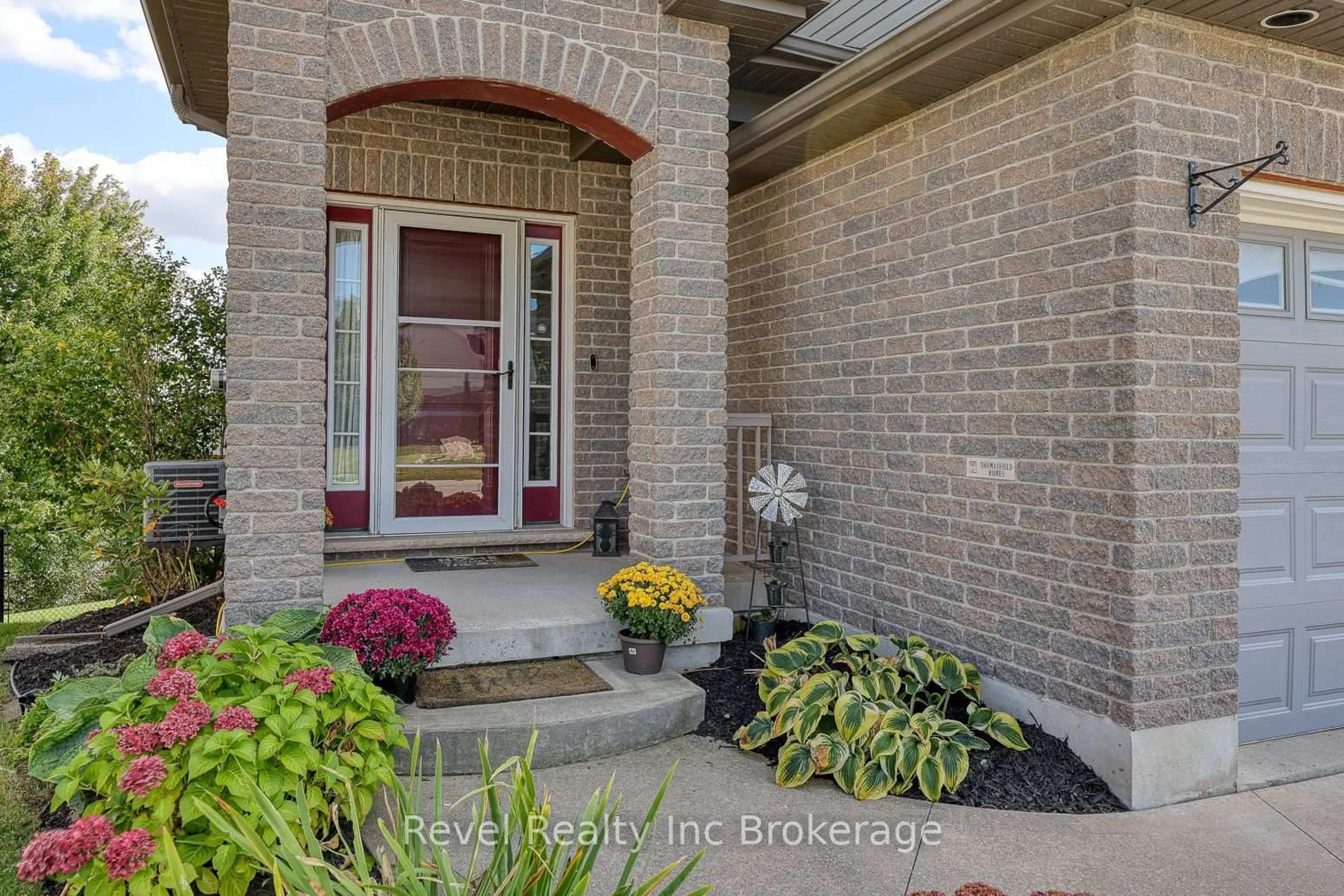 Indoor entryway for 706 Frontenac Cres, Woodstock Ontario N4V 0B1