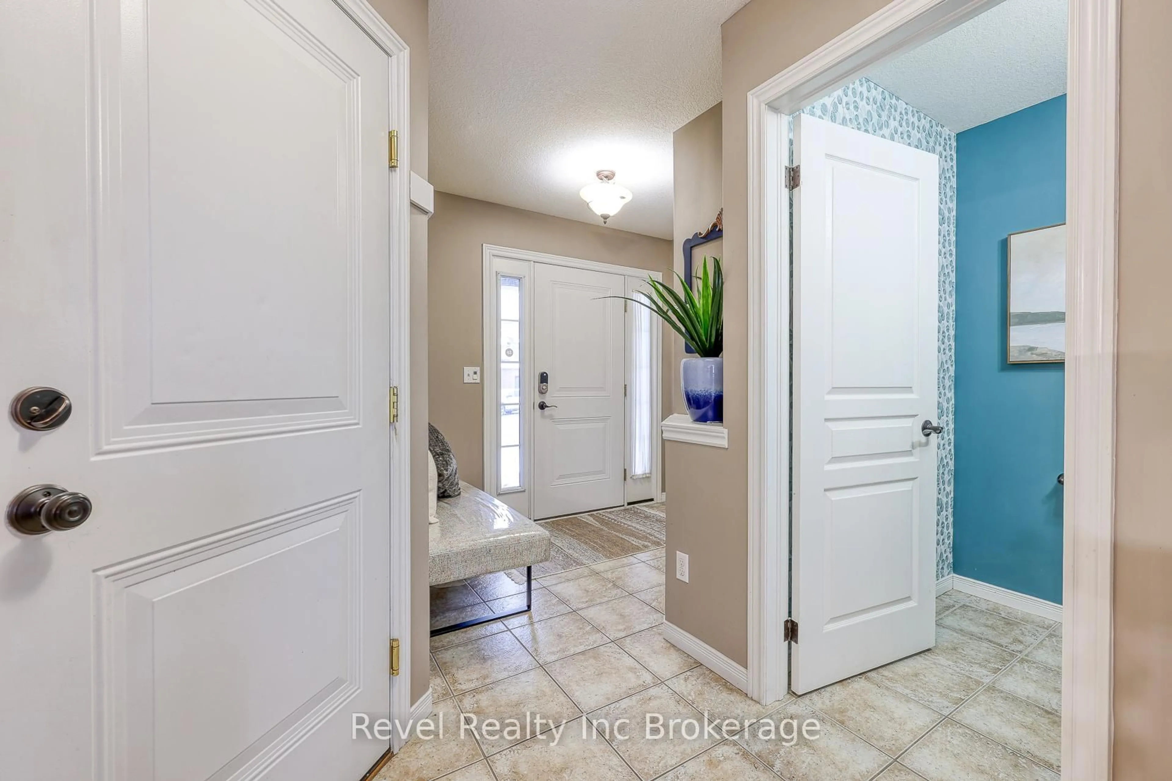 Indoor entryway for 706 Frontenac Cres, Woodstock Ontario N4V 0B1
