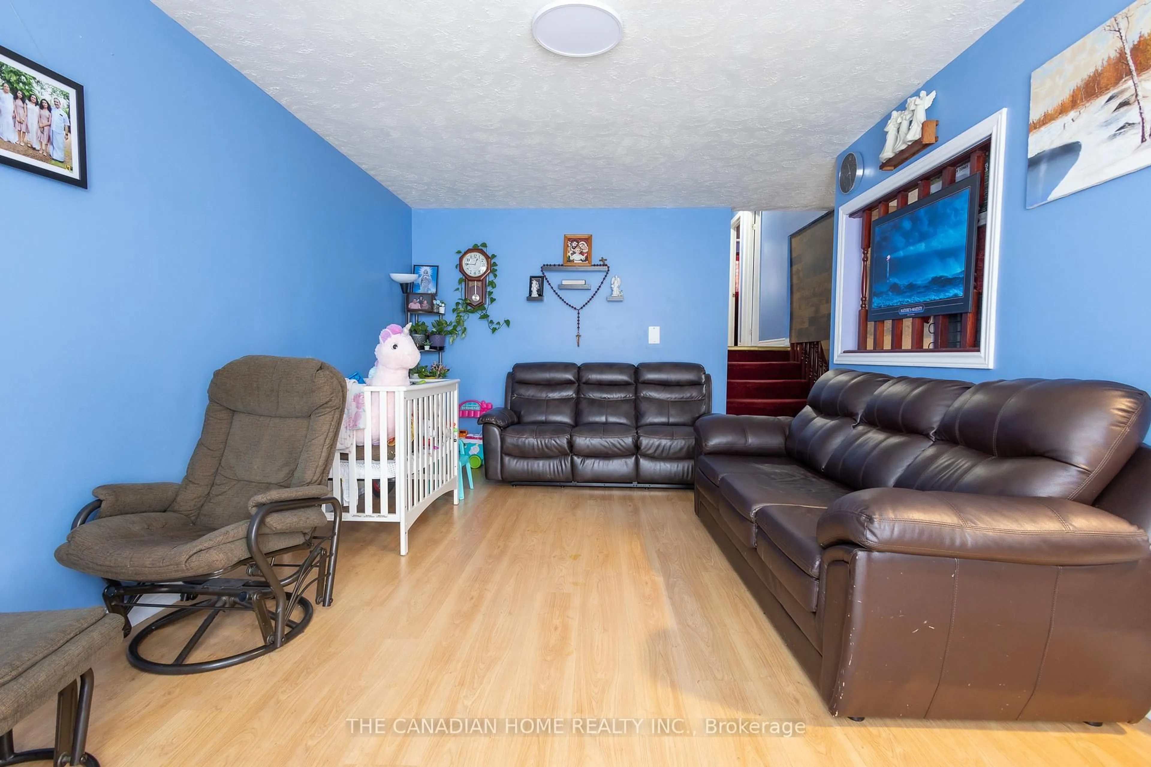 Living room with furniture, wood/laminate floor for 7789 Ethel St, Niagara Falls Ontario L2H 2M9