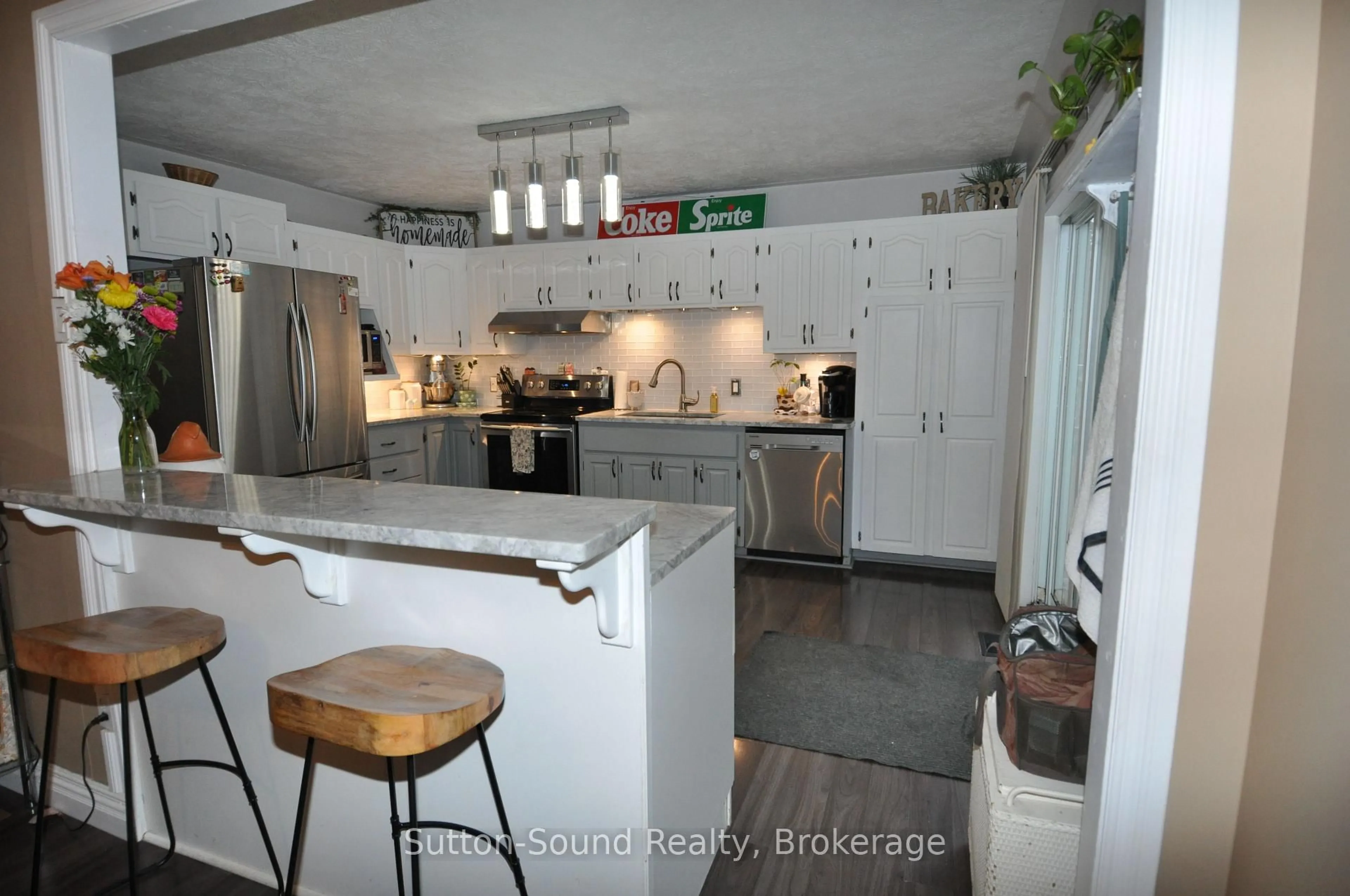 Open concept kitchen, ceramic/tile floor for 1655 4th Ave, Owen Sound Ontario N4K 4X5