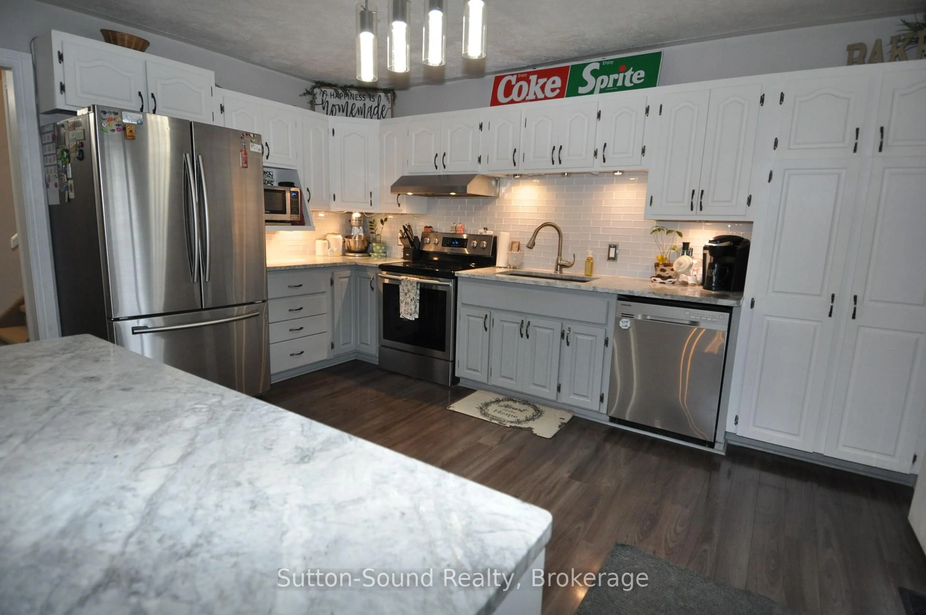 Open concept kitchen, ceramic/tile floor for 1655 4th Ave, Owen Sound Ontario N4K 4X5
