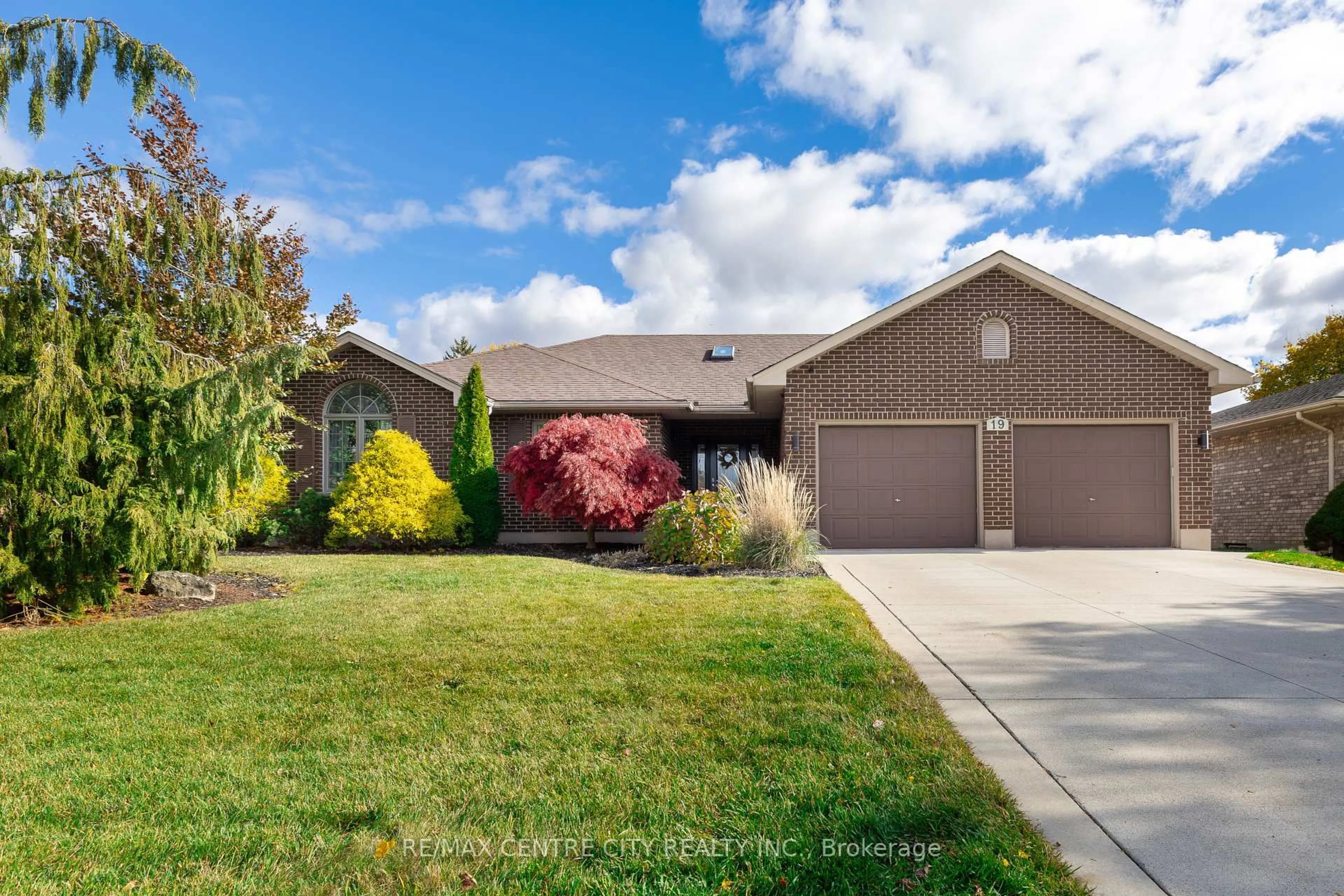 Home with vinyl exterior material, street for 19 Daugherty Dr, St. Thomas Ontario N5R 4W4