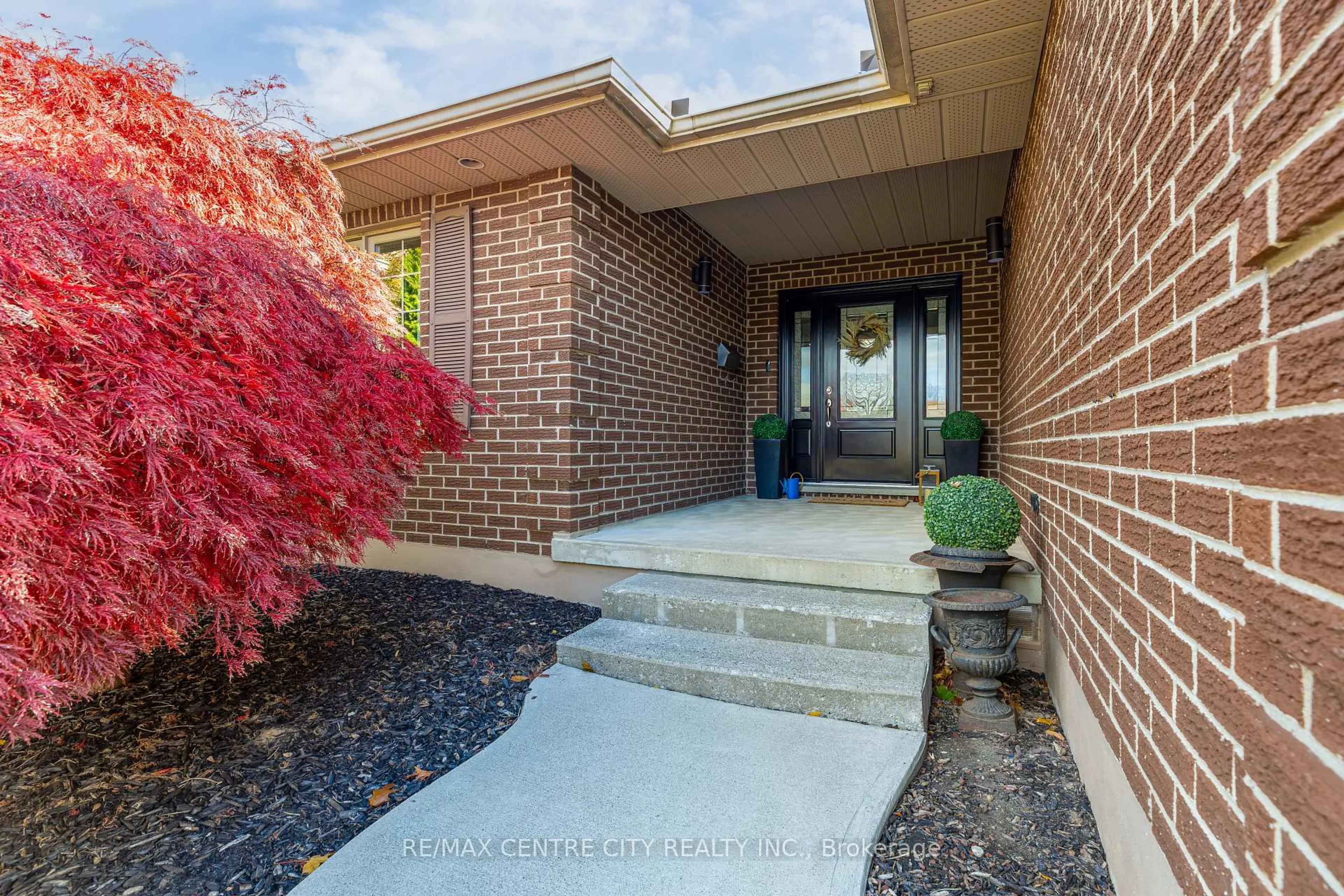 Home with brick exterior material, unknown for 19 Daugherty Dr, St. Thomas Ontario N5R 4W4